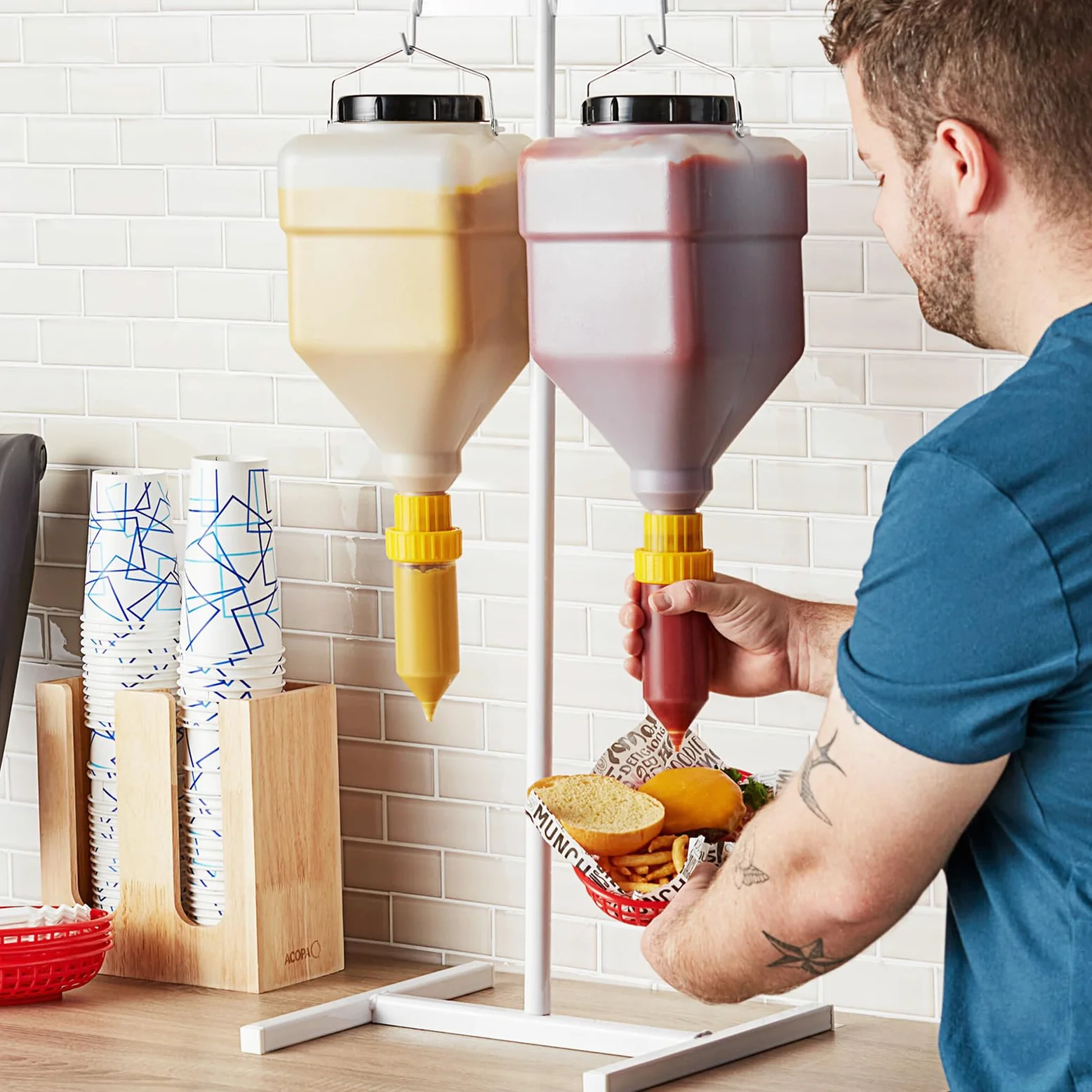 Bouteille à Épices à Suspendre, Recipient Sauce Presser Les Bouteilles de 5.5L, Bouteille Sauce Rechargeable Distributeur de Ketchup Anti-Fuite pour Restaurants Sauces d'assaisonnement Vinaigrette