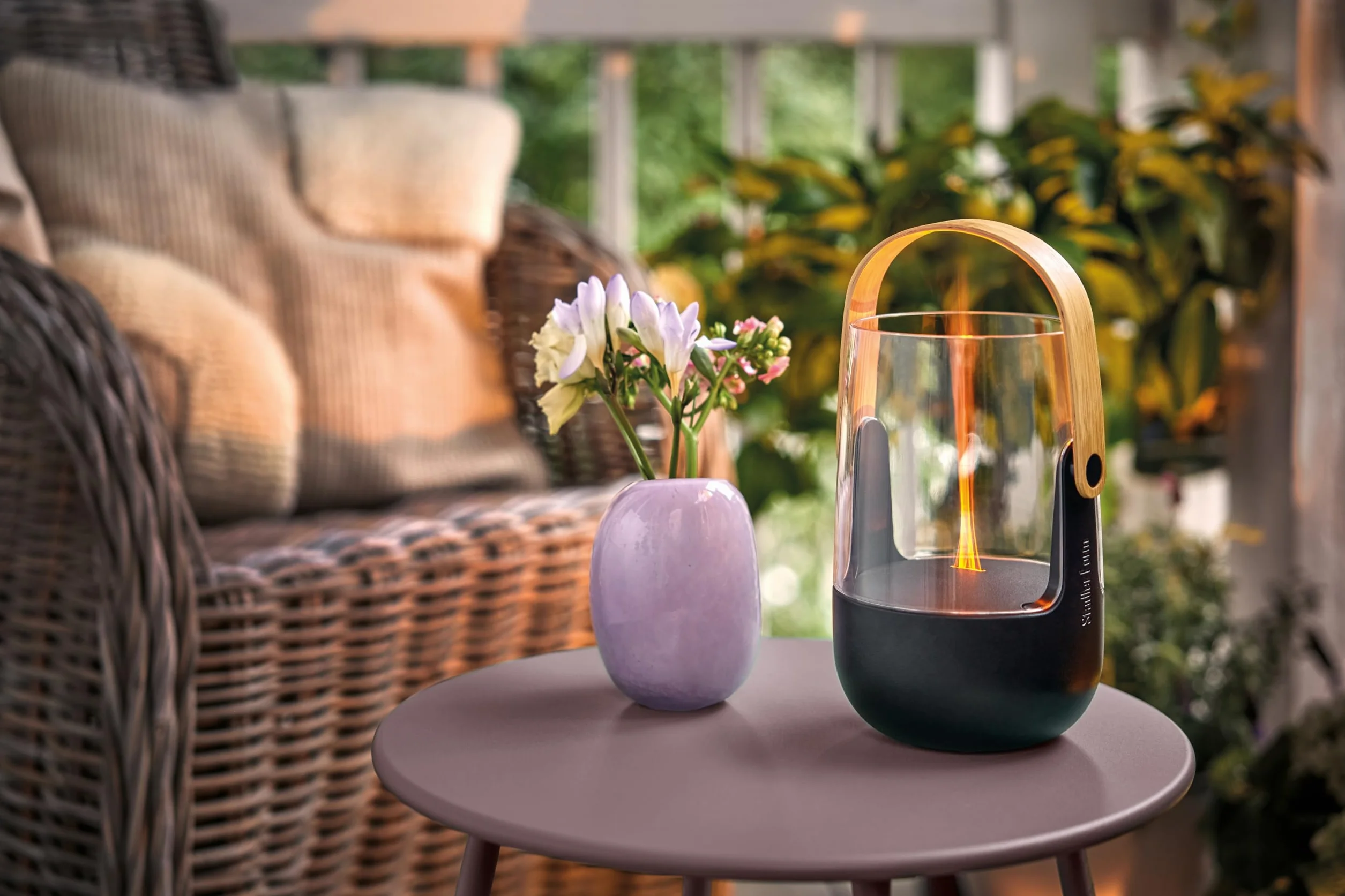 Stadler Form diffuseur d'arômes & lanterne Sophie little, avec batterie rechargeable jusqu'à 7h, l'intérieur et l'extérieur, parfumé, effet de flamme, pour huiles essentielles, noir, poignée en bambou