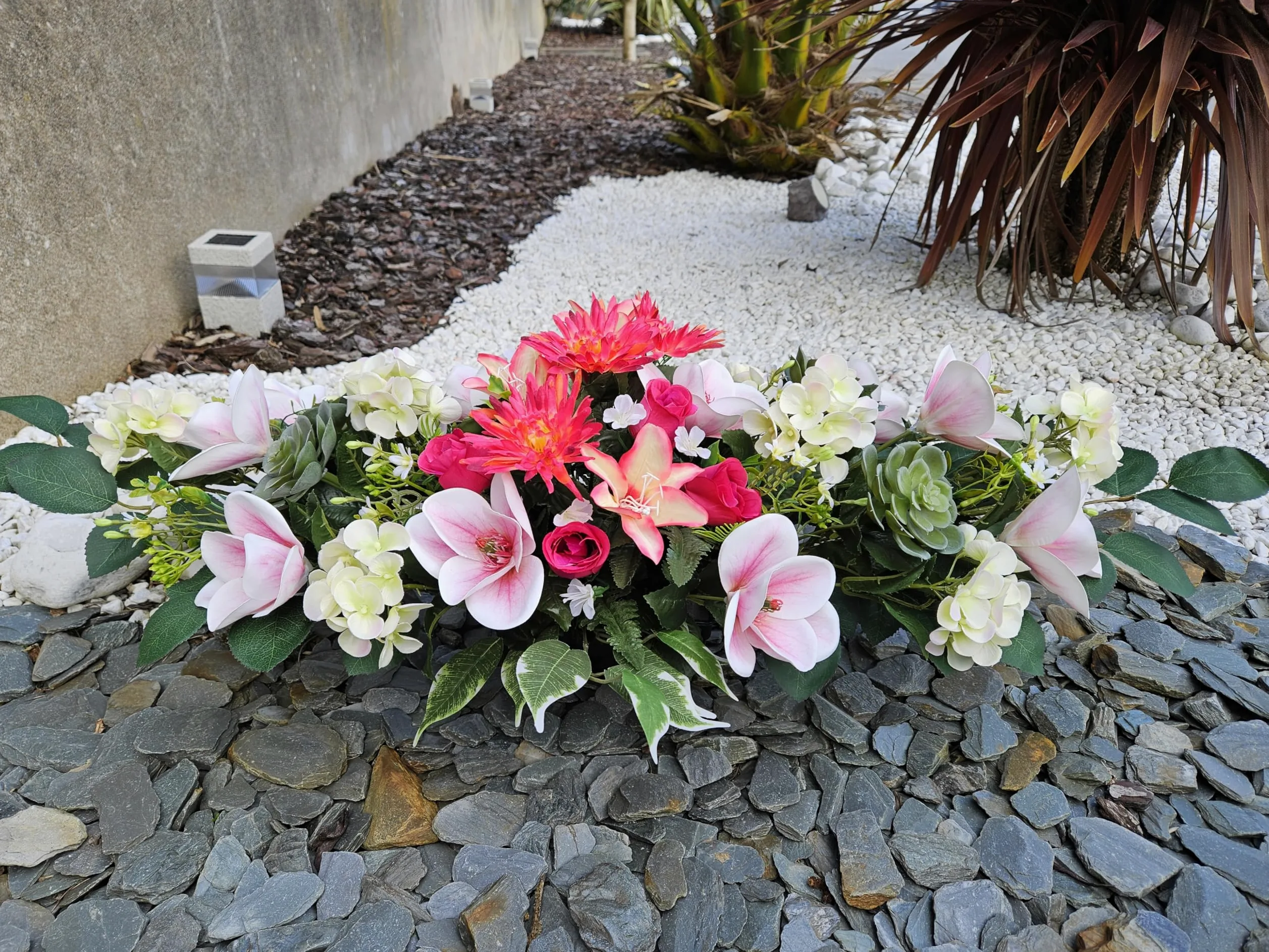 Composition de Fleurs Artificielles Lesté Ciment pour Une Parfaite Tenue à L' extérieur. Réalisé par nos Soins, Fleurs de Qualité.
