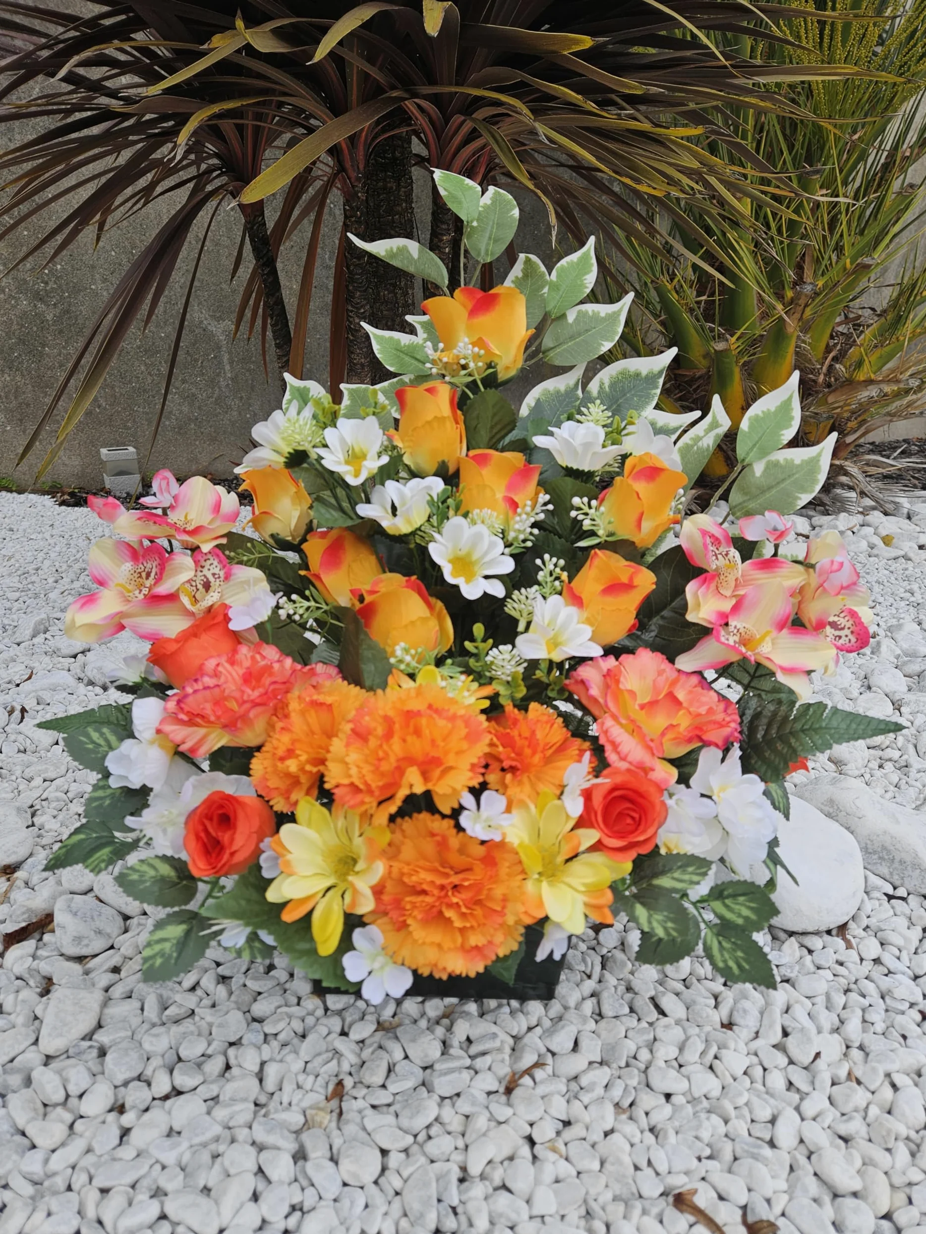 Composition de Fleurs Artificielles Lesté Ciment pour Une Parfaite Tenue à L' Extérieur. Réalisé par nos Soins, Fleurs de Qualité.