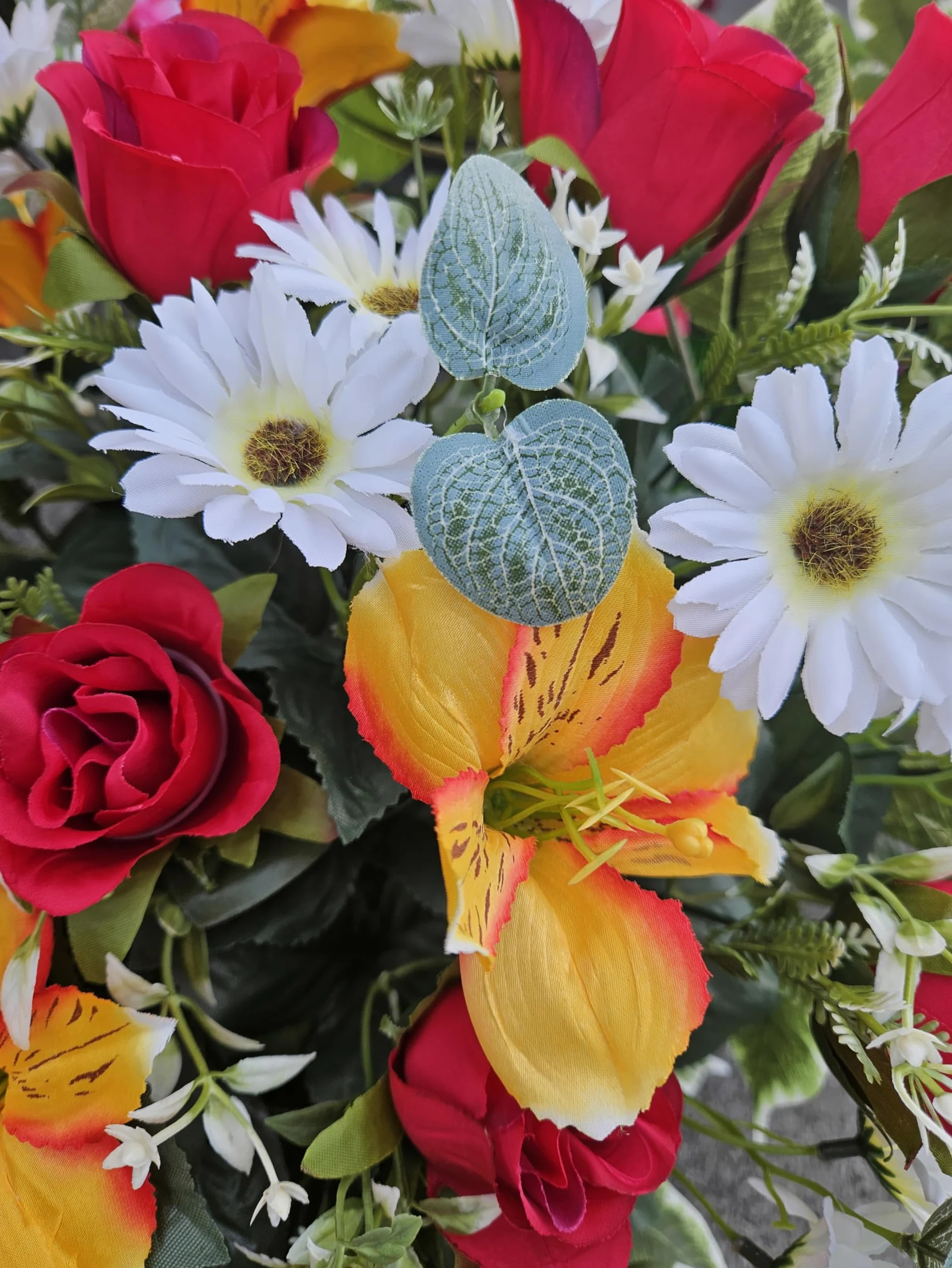 Composition de Fleurs artificielles, lesté Totalement Ciment en jardinière, pour cimetière. Réalisé par nos Soins, Produit apprécié dans nos Villes, Fleurs de très Bonne qualité.