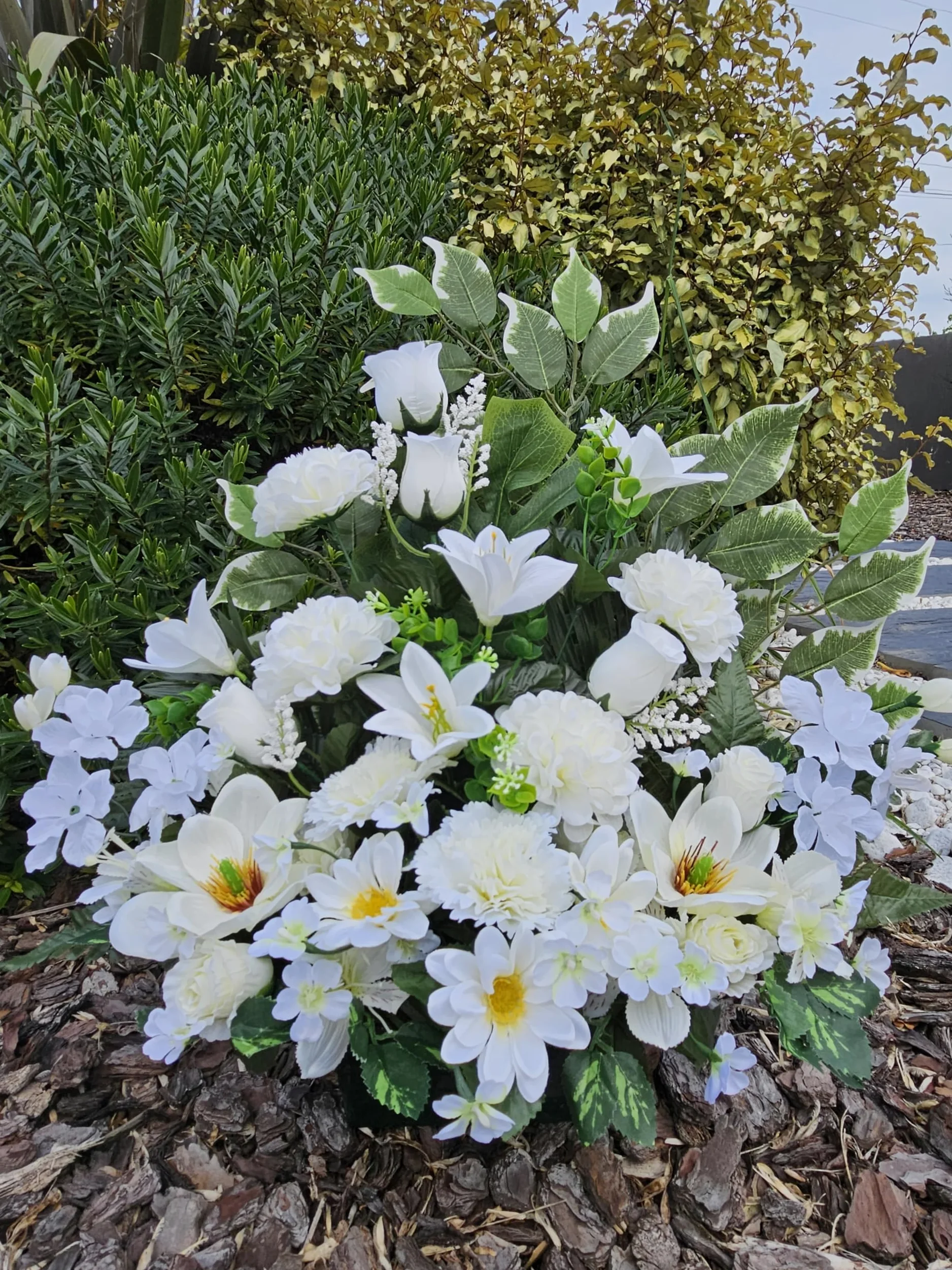 Composition Artificielles, Lesté Ciment pour Une Parfaite Tenue à L' extérieur. Réalisé par Nos Soins, Fleurs de Qualité.