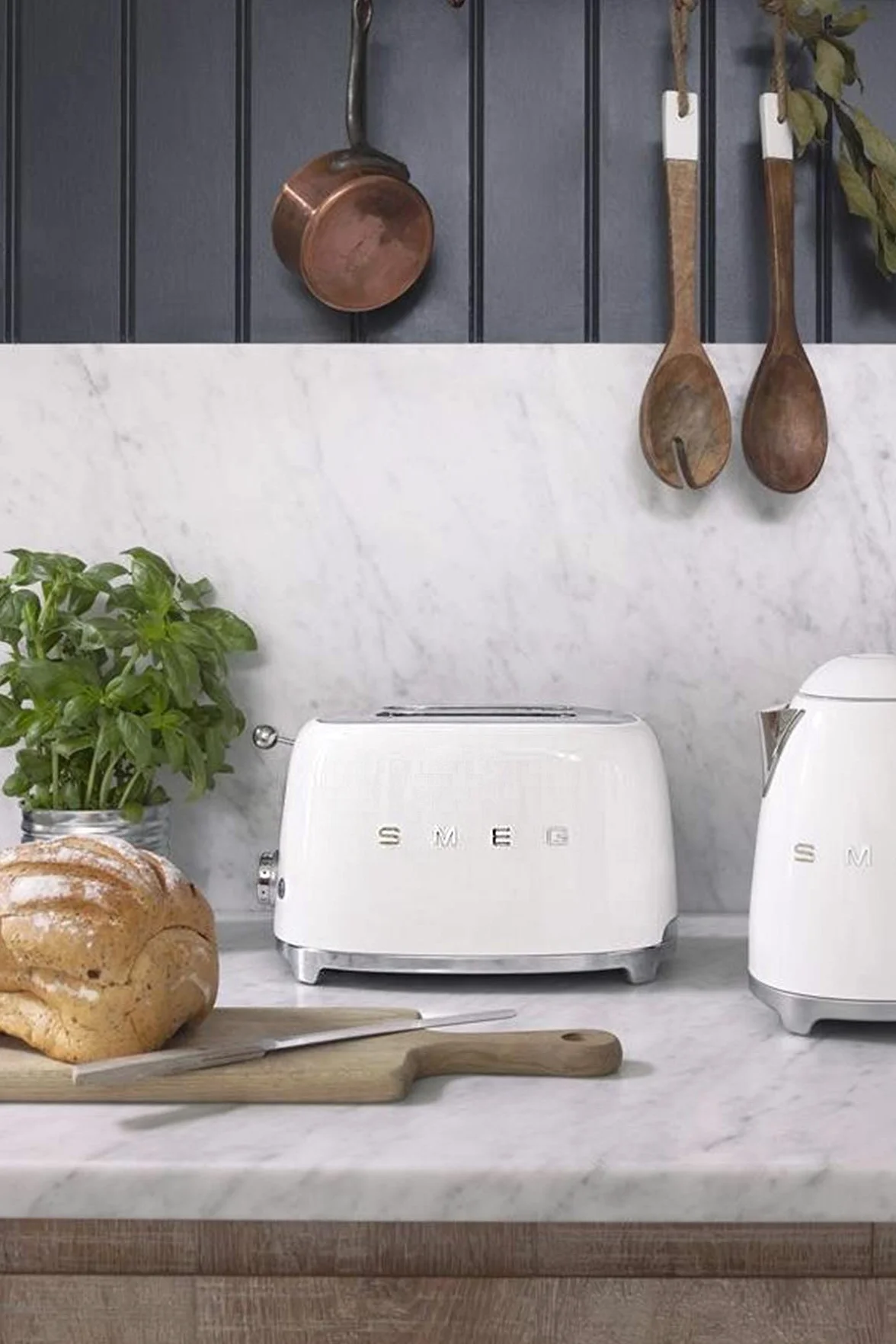 Smeg, Grille-pain 2 Tranches TSF01CREU, 2 Fentes 36 mm, 6 Niveaux de Brunissage, Fonction Chauffage, Décongélation et Bagel, Éjection Automatique du Pain, Ramasse Miettes, 950 W, Crème