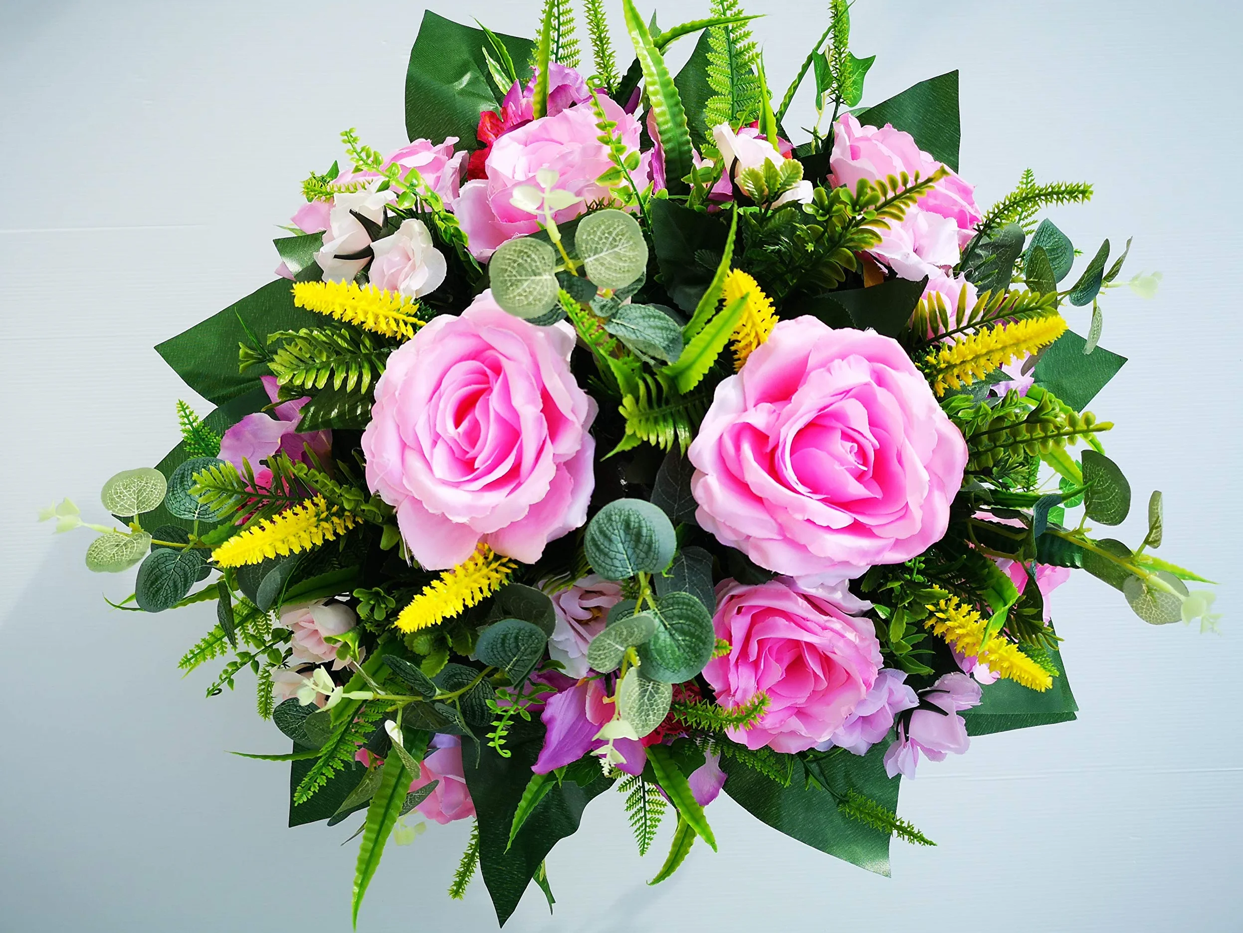 Composition de Fleurs Artificielles, Lesté Ciment pour Une Très Bonne Tenue à L' extérieur, Réalisé par Nos Soins, Les Fleurs sont De Très Bonne Qualité.
