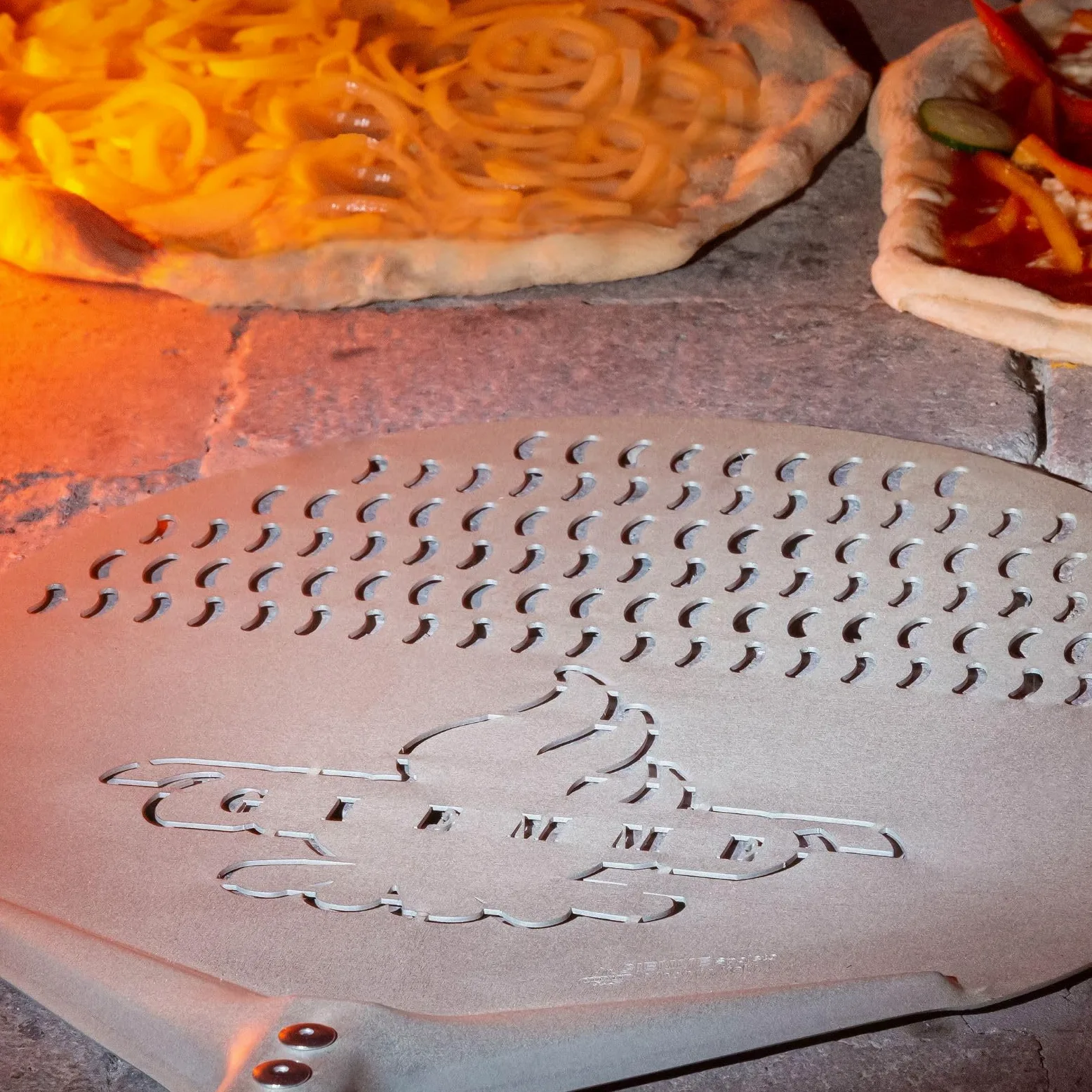 GIEMME Pelle à pizza perforée en aluminium, Professionnel, Anodisée, Forme ronde, Plat perforé (Pelle : Ø 33 cm, Longueur du manche : 120 cm)