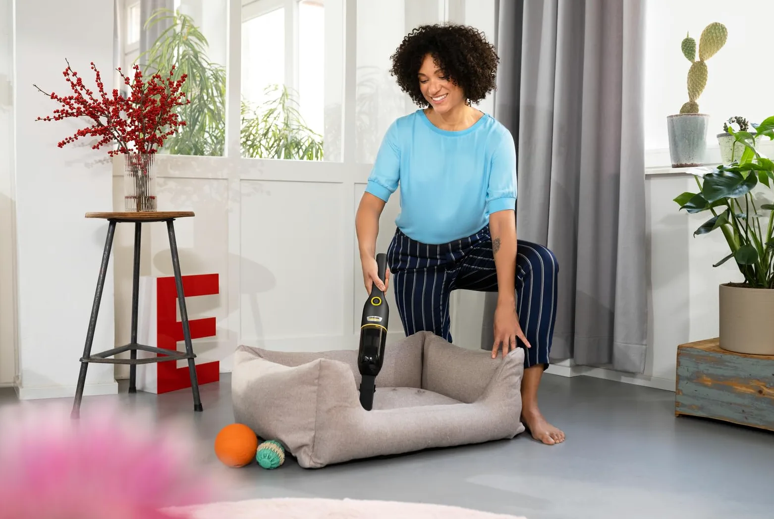 Kärcher Aspirateur à main sans fil CVH Anniversary Edition, aspirateur à main compact et léger pour une utilisation rapide avec 20 minutes d'autonomie, filtre HEPA, fonction de charge USB-C