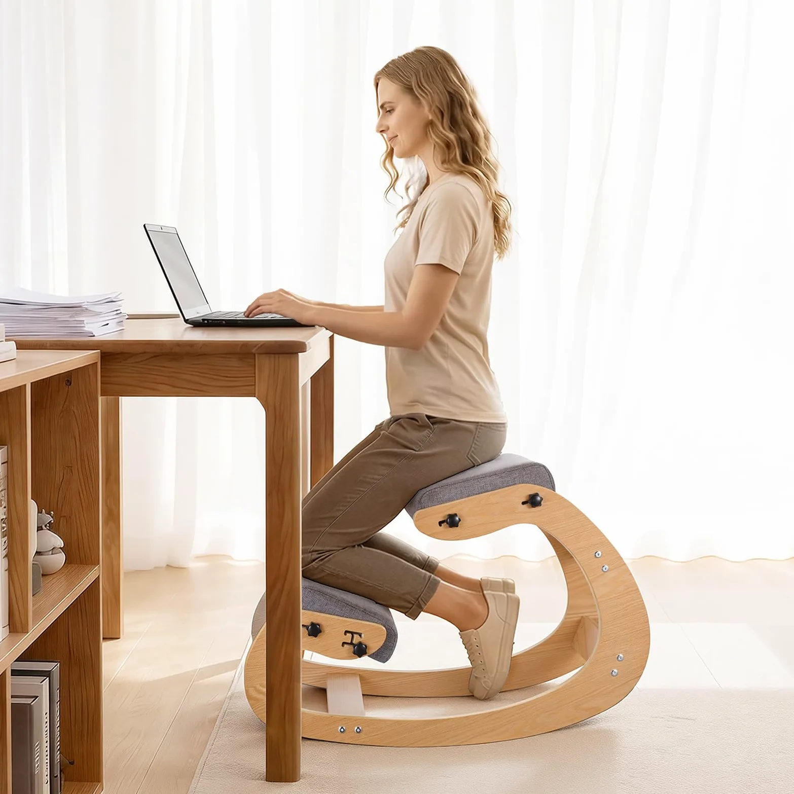 VEVOR Chaise à Genoux Ergonomique, Siège Assis Genoux Coussins en Mousse Épaisse, Réglables à 3 Niveaux, pour Maison Bureau Méditation, Cadre en Bois Massif, Soulage Tensions du Cou et du Dos, Grise