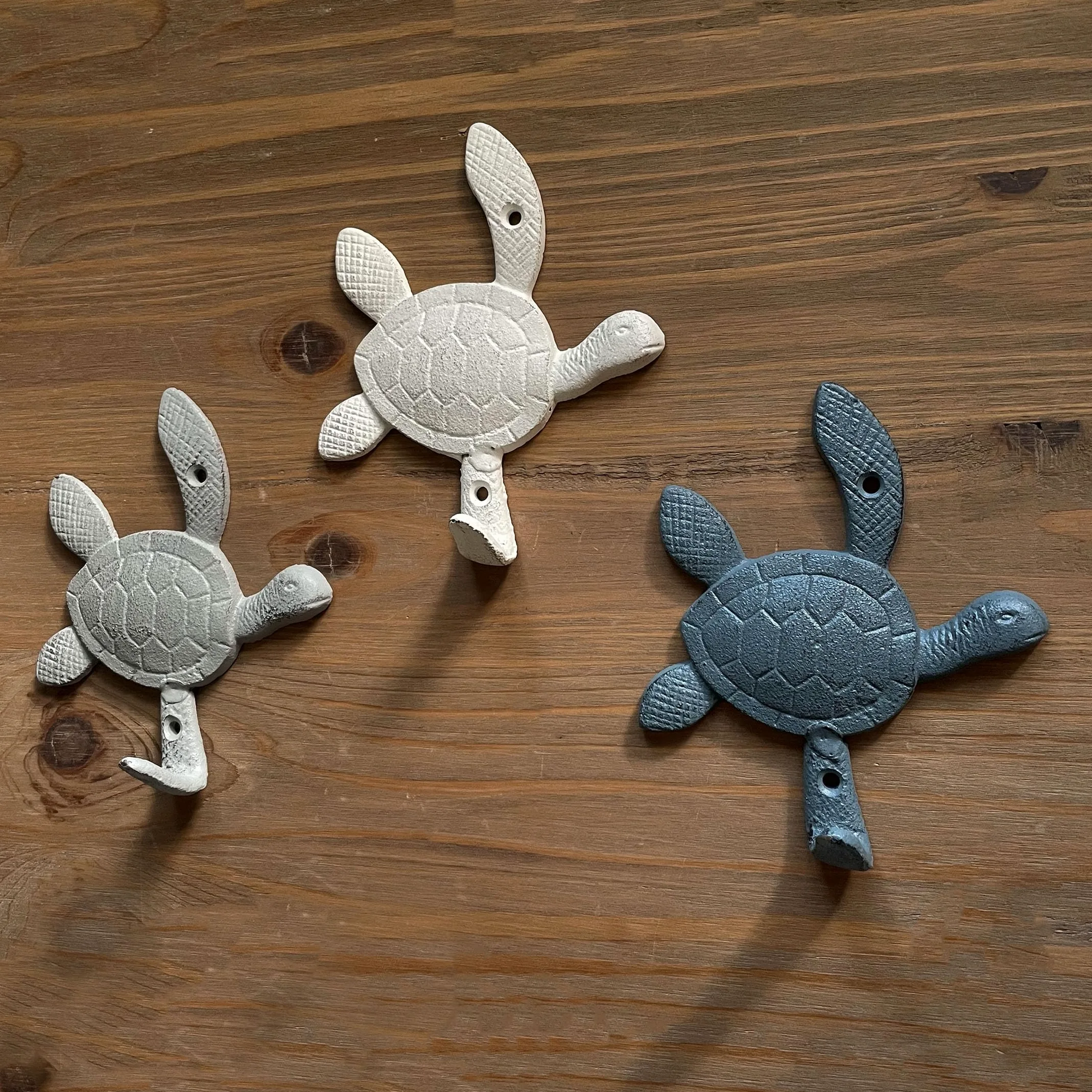 Zeckos Ensemble de crochets muraux décoratifs en fonte - Motif tortue de mer - Bleu côtier - Finition grise et blanche - Idéal pour clés, serviettes, manteaux légers, intérieur/extérieur