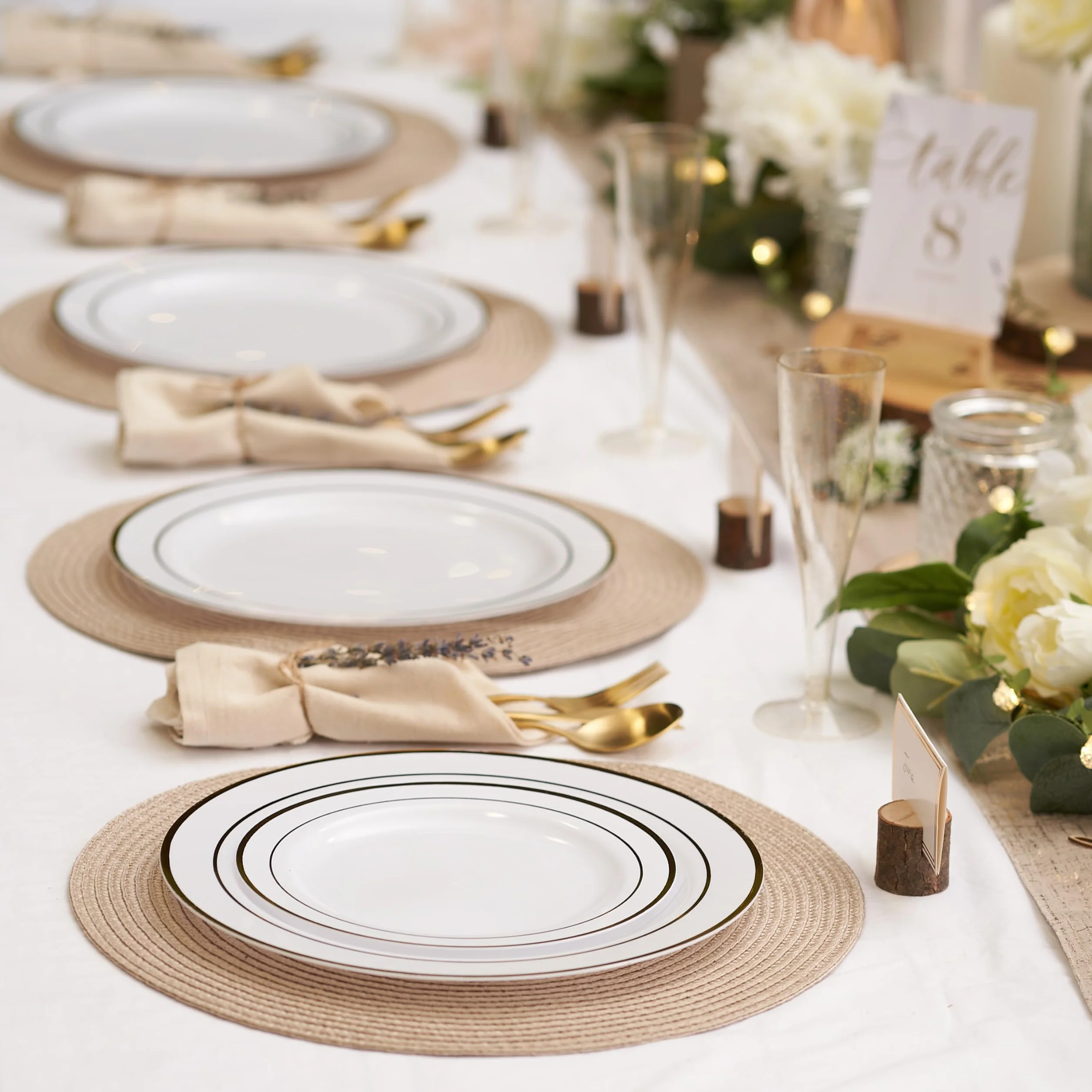 MATANA 60 Assiettes en Plastique Blanc avec Bordure Dorée pour Mariages, Anniversaires, Baptêmes, Noël & Fêtes (2 Tailles, 30 x 26cm, 30 x 19cm) - Solide & Réutilisable