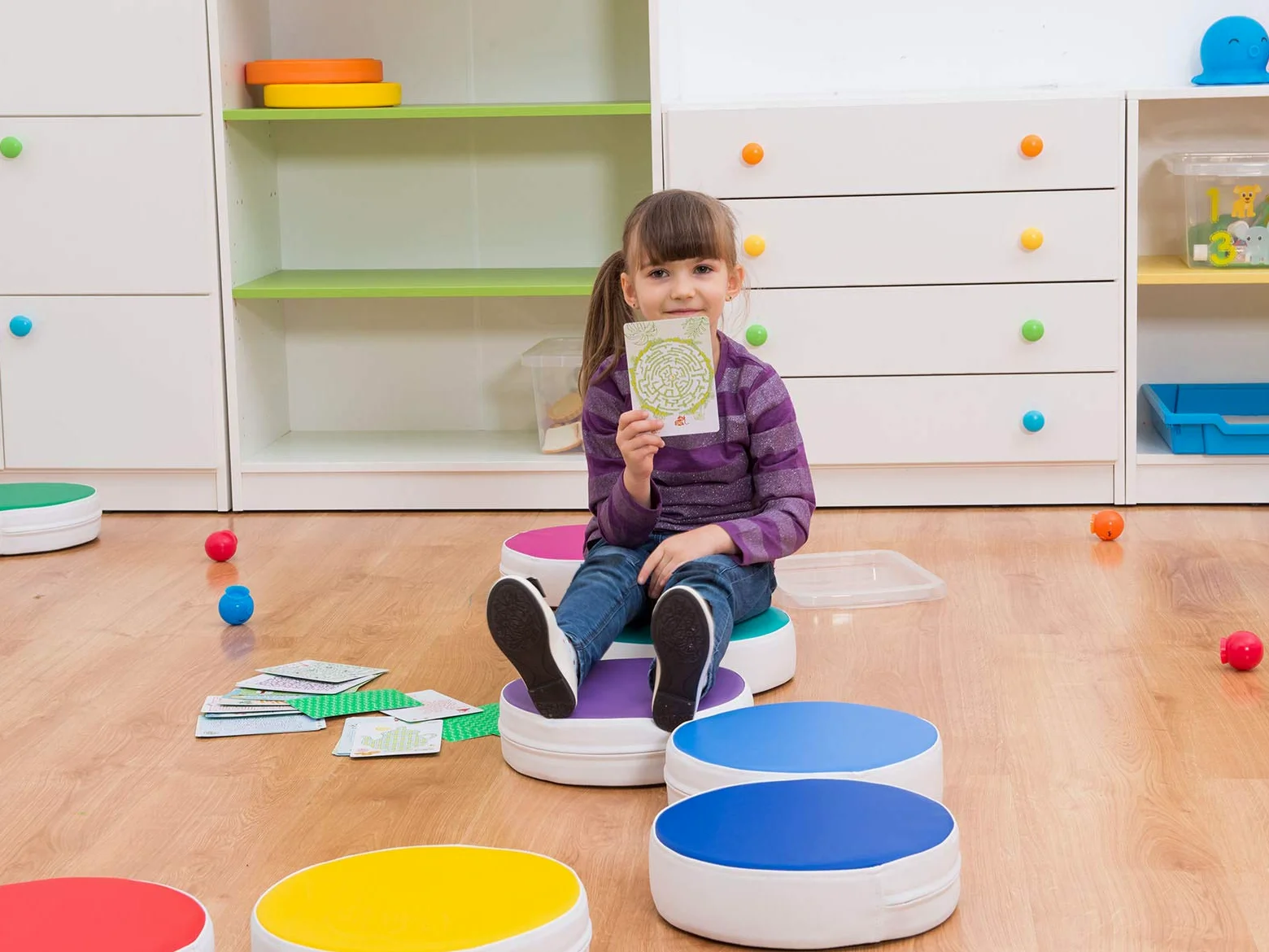 1994 Pouf rond Rouge où les enfants peuvent se détendre, douceur et confort d'utilisation, fond antidérapant