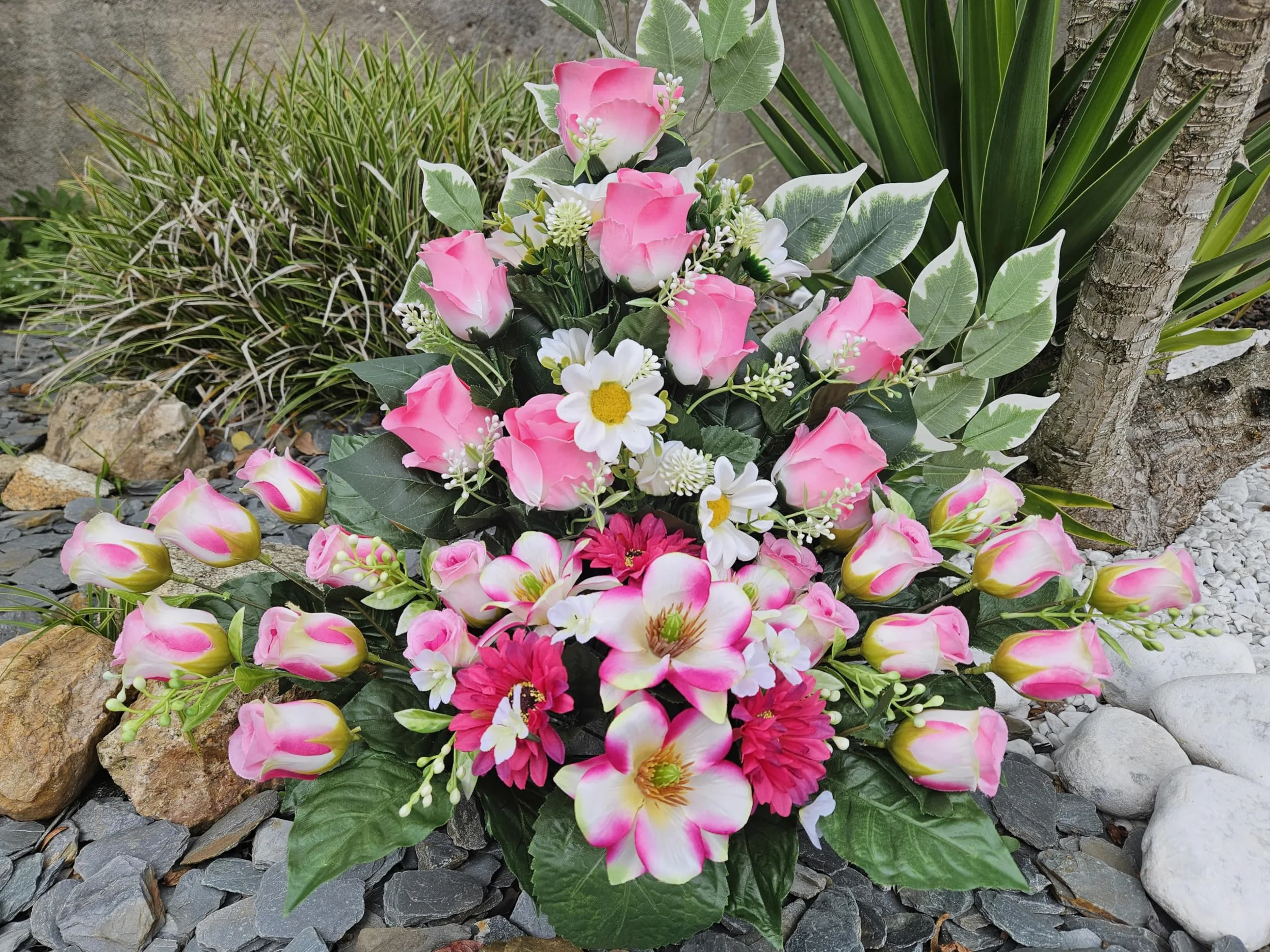 Composition de Fleurs Artificielles Lesté Ciment, pour Une Parfaite Tenue à L' Extérieur. Réalisé par nos Soins. Fleurs de Qualité.