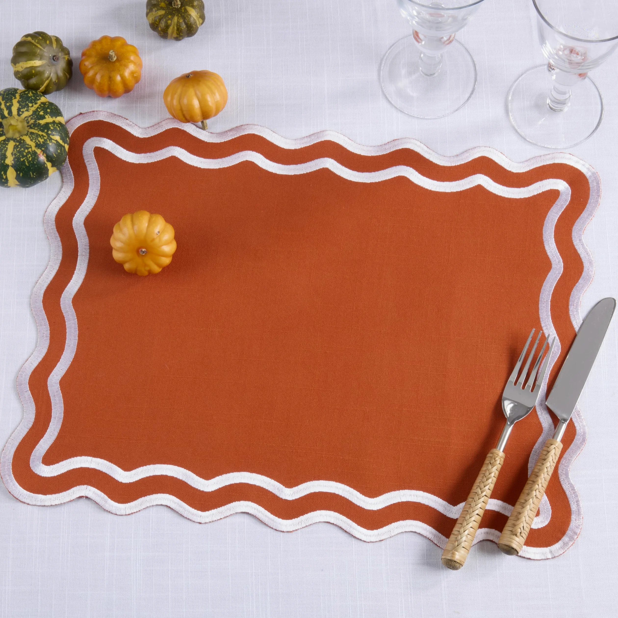 SARO Lifestyle Lot de 4 Sets de Table brodés festonnés – Sets de Table décoratifs en Coton pour Salle à Manger Quotidienne, Divertissement décontracté et Style de Table superposé, 35,6 x 50,8 cm
