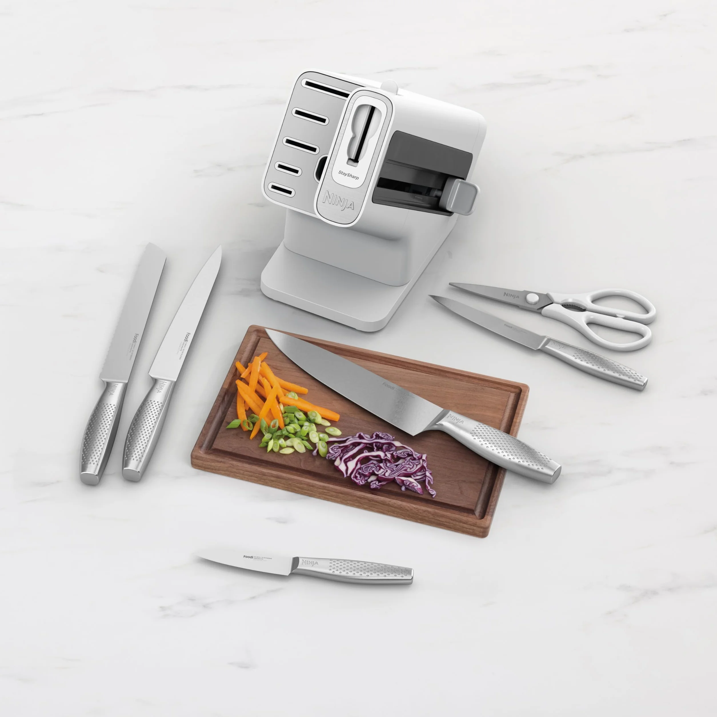 Ninja StaySharp Ensemble de couteaux 6 pièces en acier inoxydable avec aiguiseur intégré, ciseaux de cuisine et couteaux de chef, à trancher, à pain, tout usage et d'office, blanc, K62006EUWH