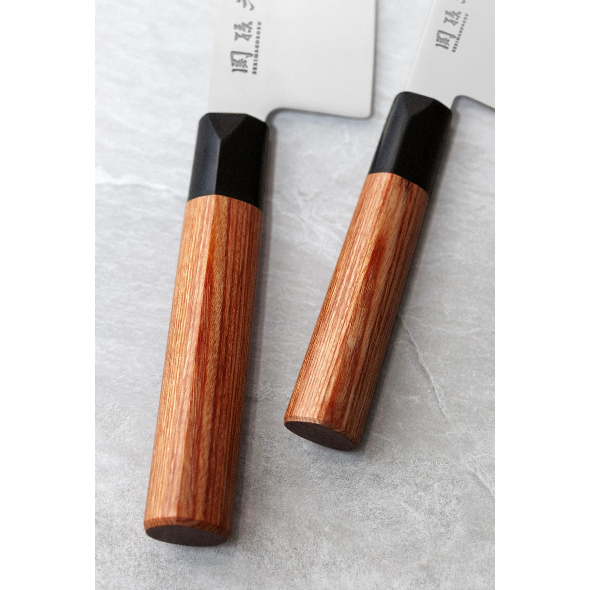 KAI Seki Magoroku Couteau Santoku en bois de séquoia 17,0 cm - acier inoxydable au carbone 1K6 avec 57 (±1) HRC - lame polie brillante - bois de pakka de séquoia - fabriqué à la main au Japon