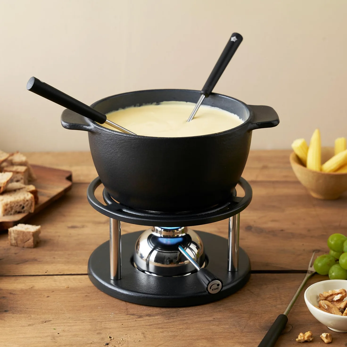 Kisag Twin Set à Fondue en Fonte pour 6 Personnes avec Casserole en Fonte Ø 16 cm Convient pour l'induction, réchaud Suisse avec brûleur à gaz et 6 fourchettes à Fondue, kit à Fondue au Fromage, à la