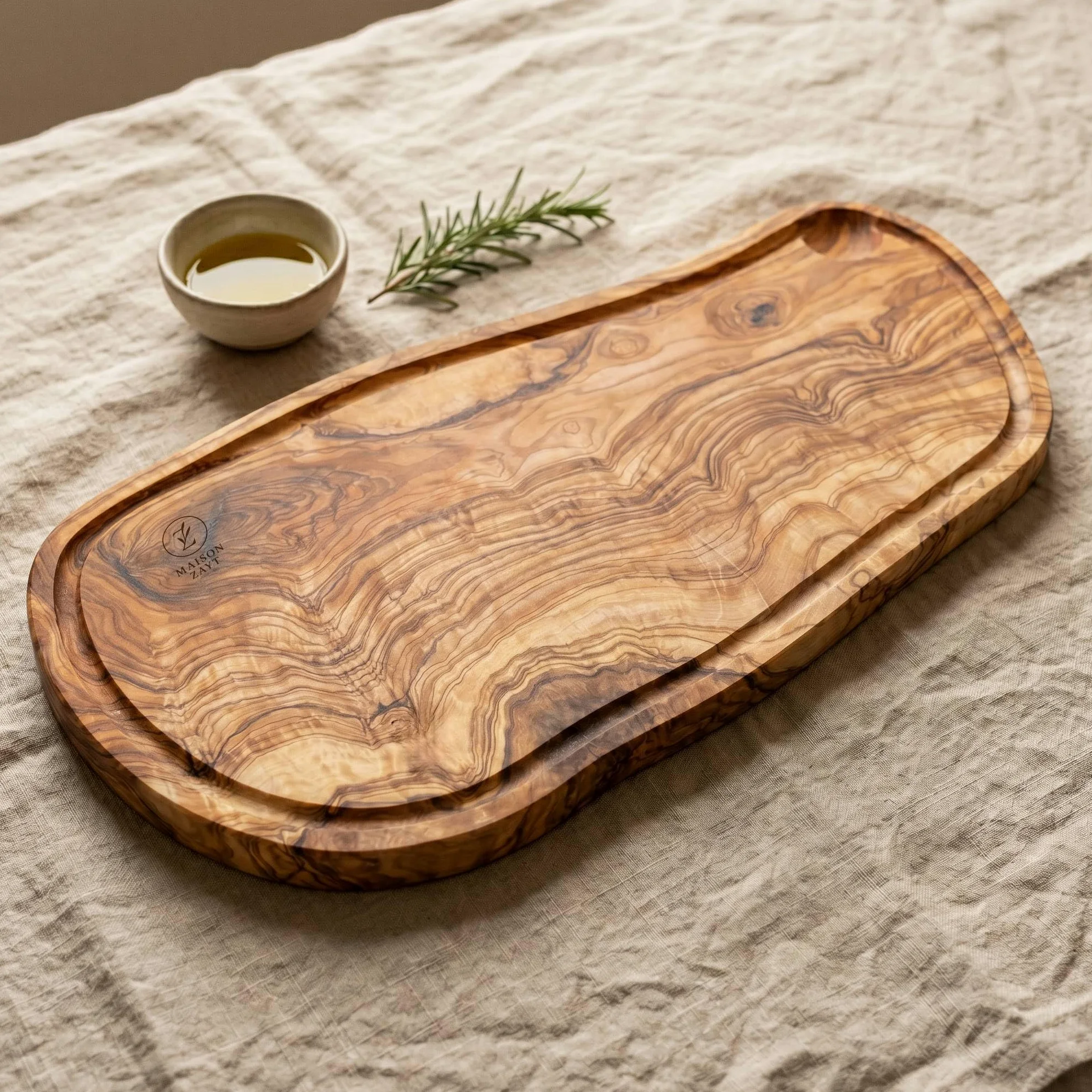Planche de Présentation Bois d'Olivier Massif | Rainure à Jus & Encoche Épices | Plateau Service Viande Fromage Apéritif 40cm | Live Edge Naturel | Artisanat Tunisien | Maison Zayt - Idée Cadeau
