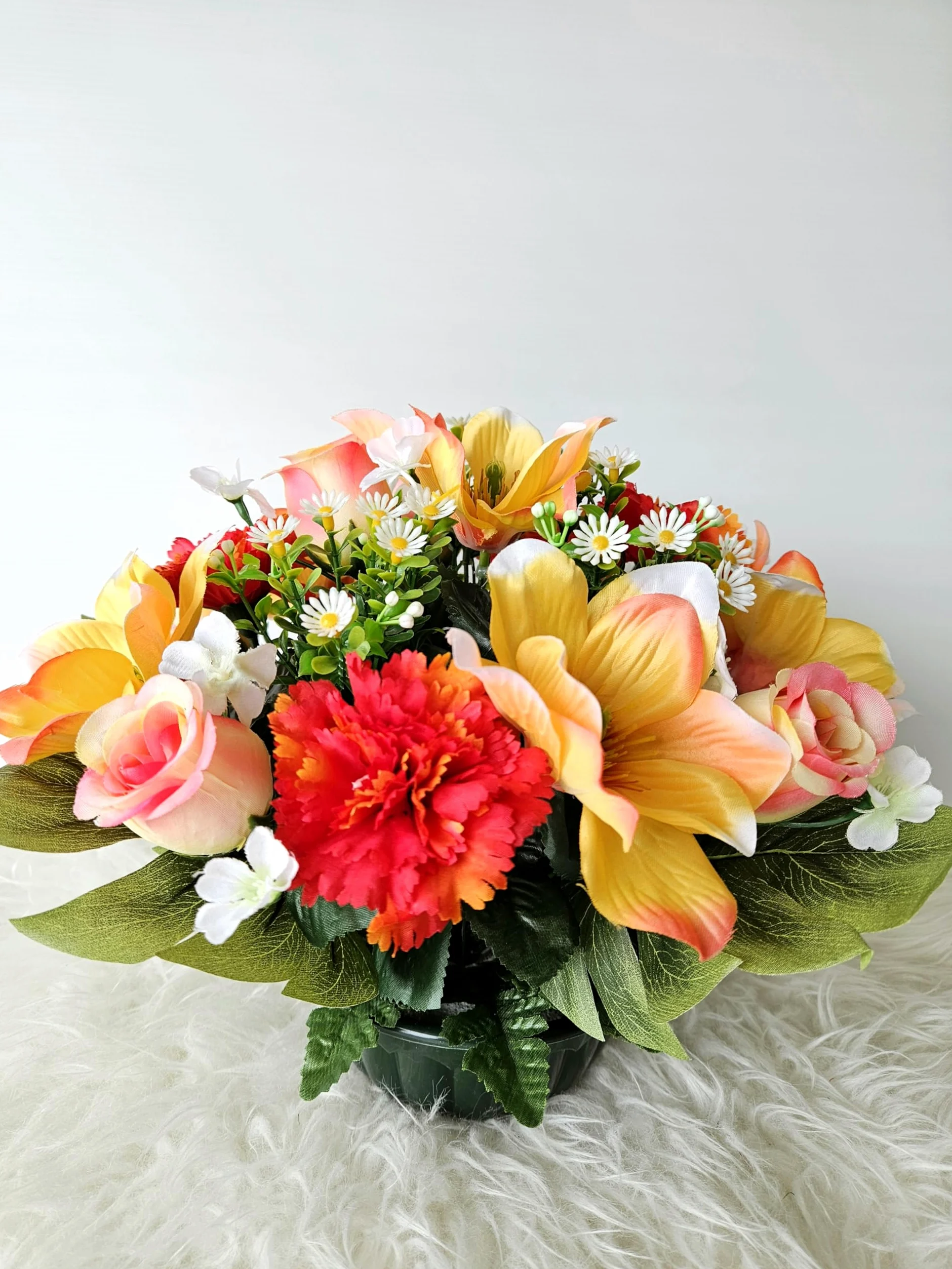 Composition de Fleurs Artificielles Lesté Ciment pour Une Parfaite Tenue à L' Extérieur Vu Son Poids et Son Pot en Forme de Charlotte. Réalisé par nos Soins, Fleurs de Qualité.