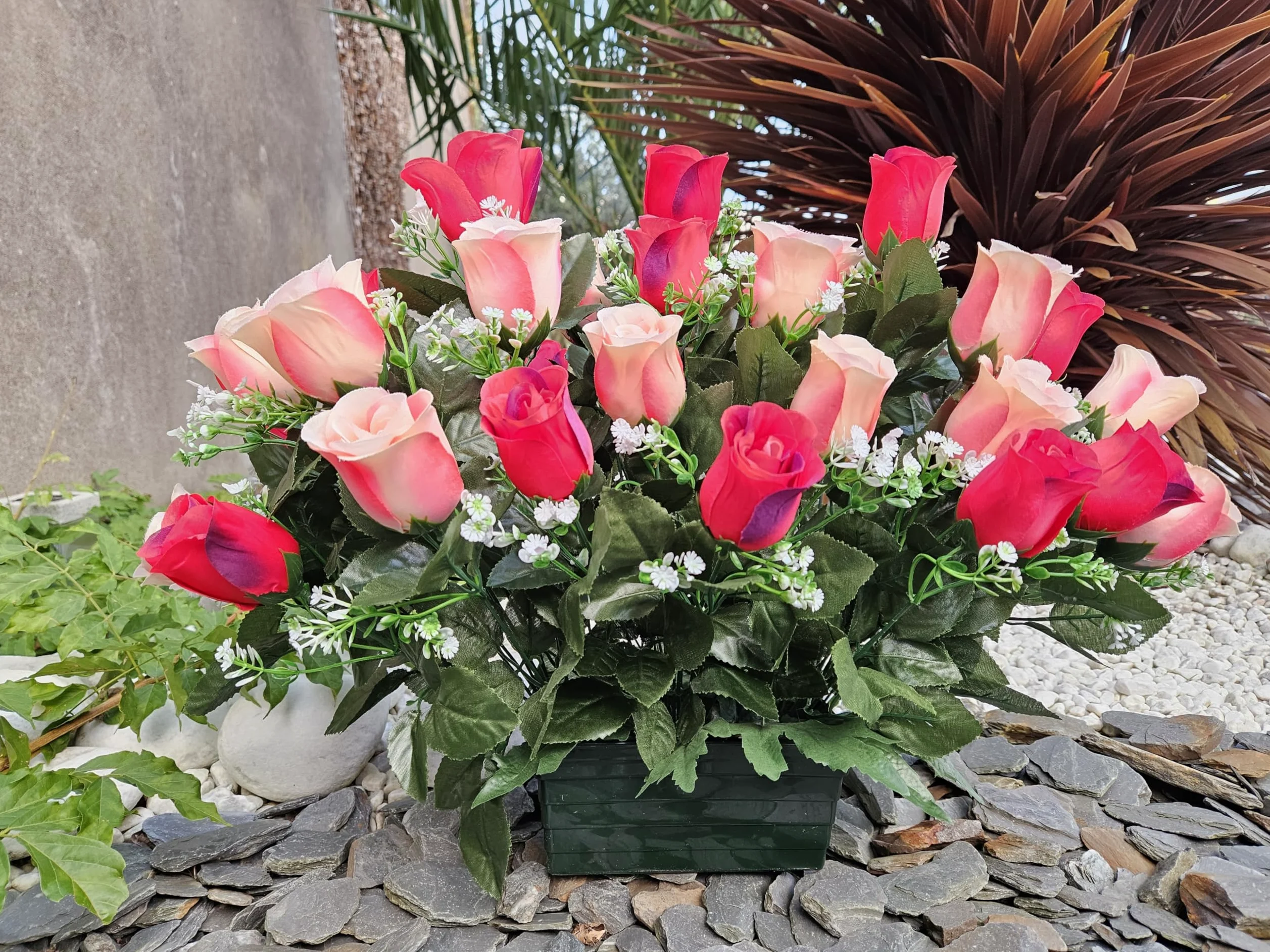 Composition de Fleurs Artificielles Lesté Ciment Pour Une Parfaite Tenue à L' extérieur. Réalisé Par nos Soins, Fleurs de Qualité.