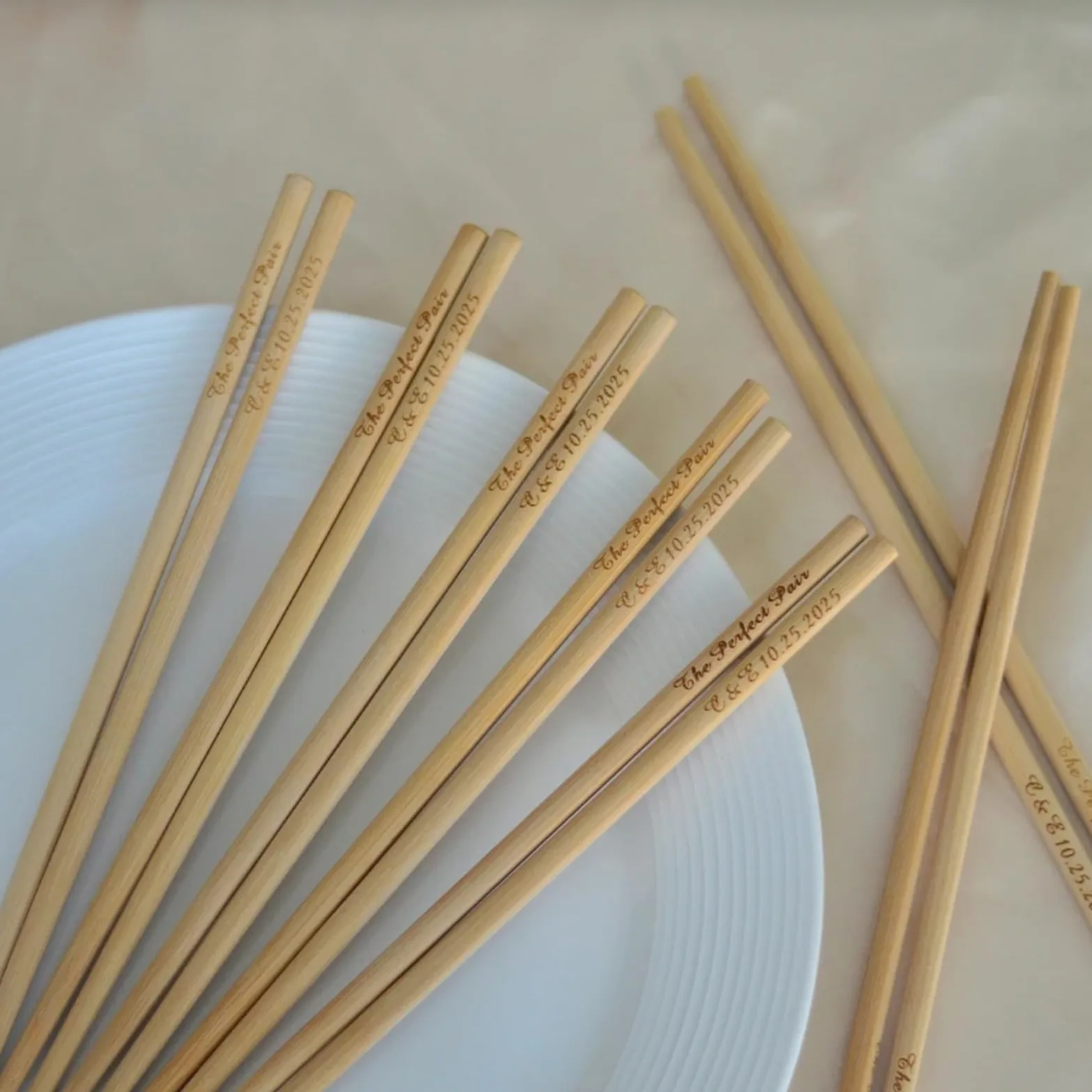 Lot de 10 à 200 paires de baguettes gravées personnalisées en vrac pour invités - Cadeau de couple pour anniversaire, fête prénuptiale (150 paires)