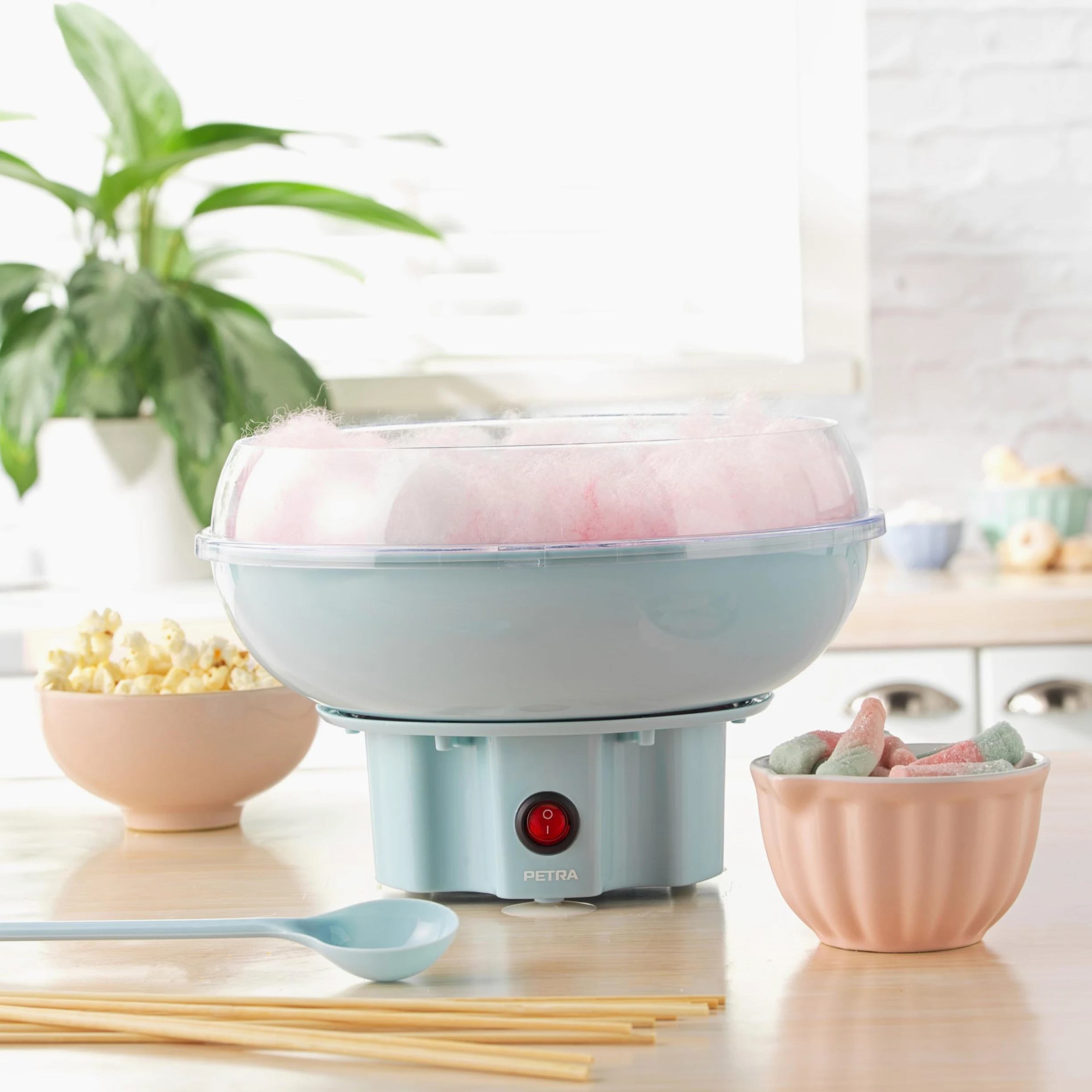 Petra Machine à Barbe à Papa, Sans BPA, 50 bâtonnets & cuillère doseuse Incluse, Utilisez du Sucre Ordinaire ou Bonbons Durs sans Sucre, Appareil Cotton Candy Bleu, Design Rétro , 400W