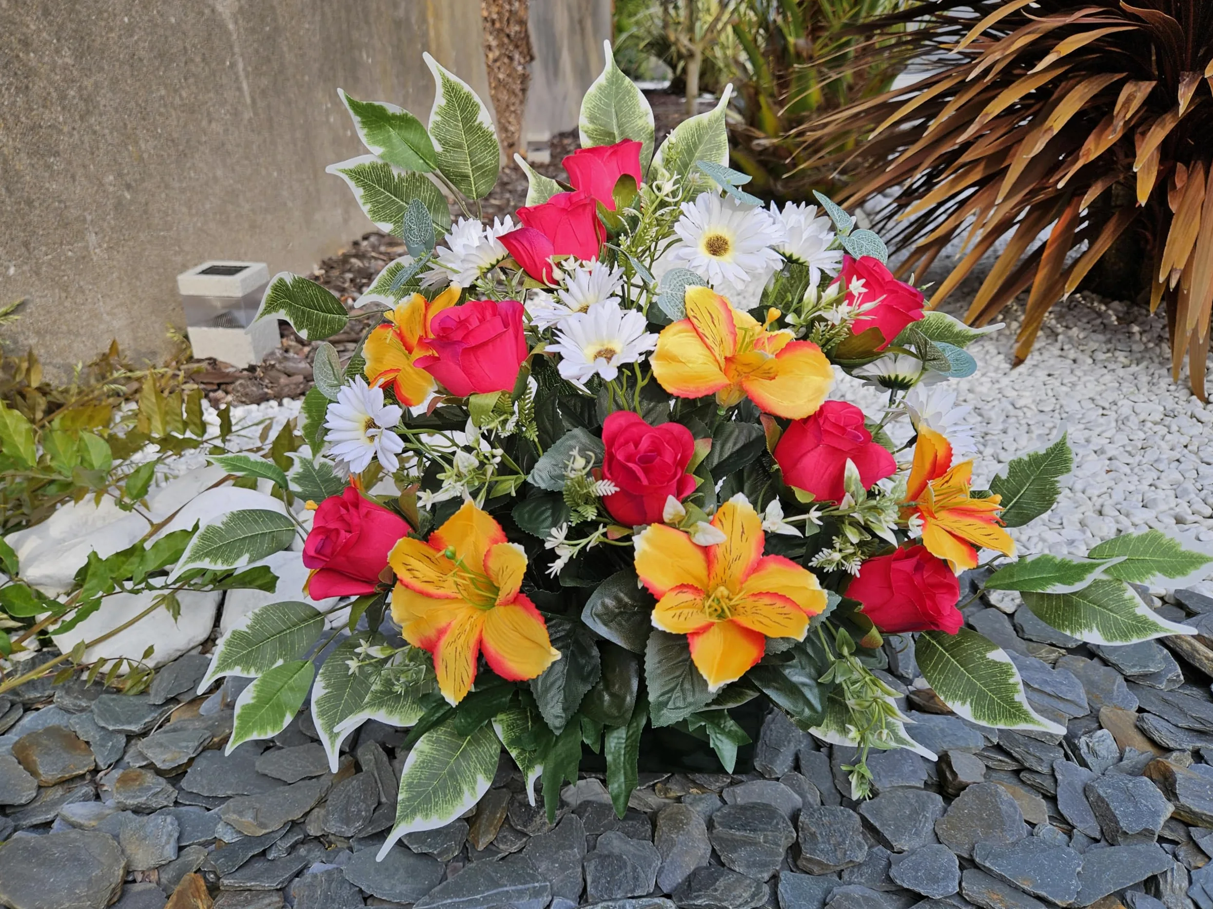 Composition de Fleurs artificielles, lesté Totalement Ciment en jardinière, pour cimetière. Réalisé par nos Soins, Produit apprécié dans nos Villes, Fleurs de très Bonne qualité.