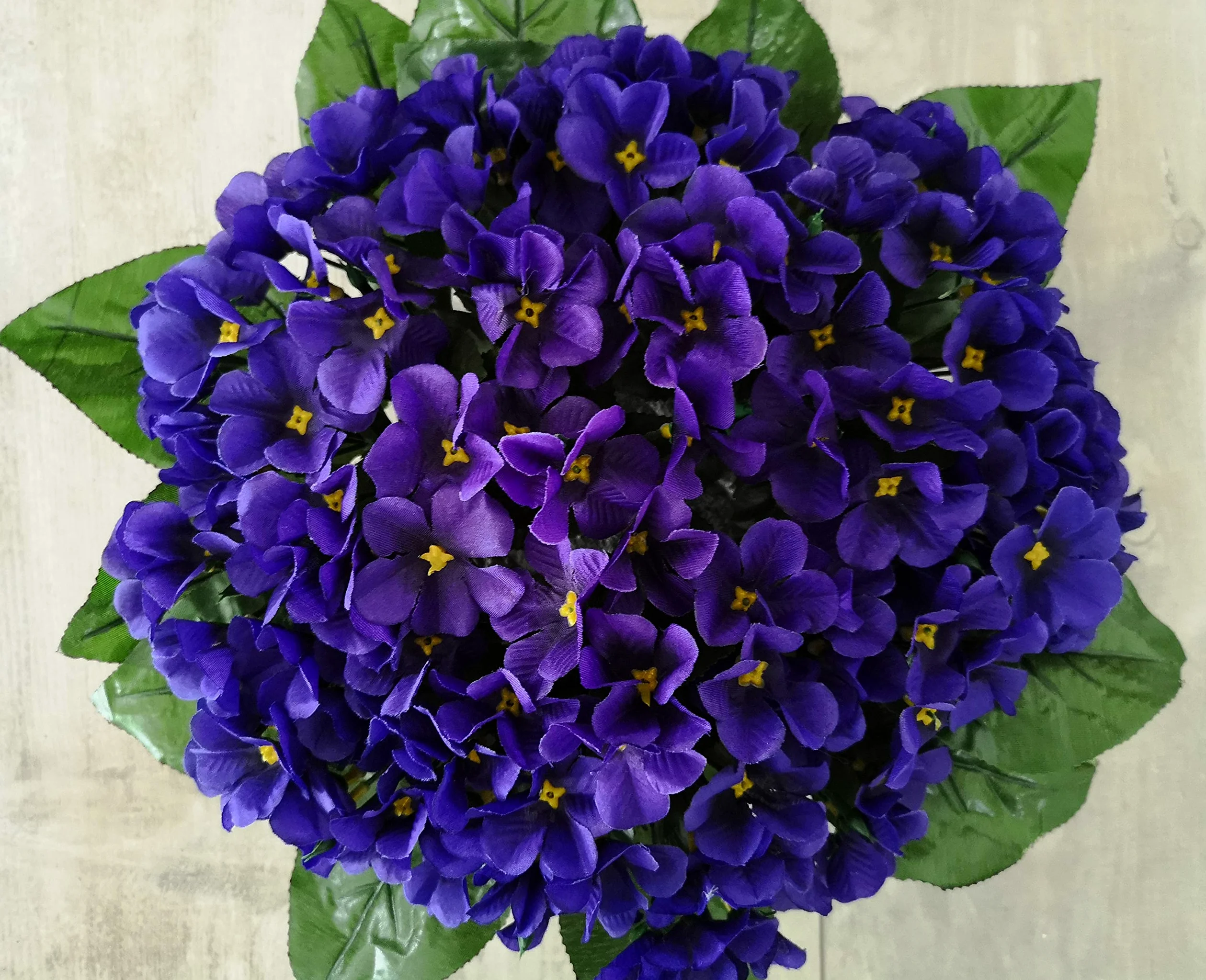 Composition de Fleurs artificielles pour cimetière, lesté Totalement Ciment, Pot en Forme de Charlotte. Réalisé par nos Soins Produit apprécié dans nos Villes de très Bonne qualité.