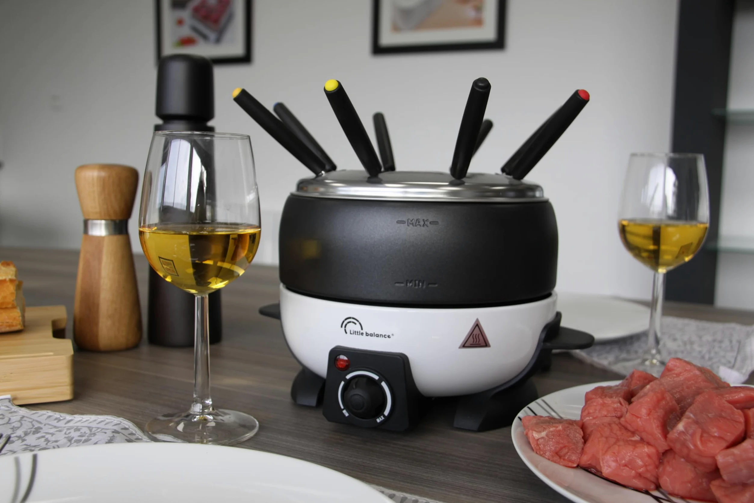 LITTLE BALANCE 8260 Happy Fondue 8 - Appareil à fondue 8 personnes - Caquelon anti-adhésif grande contenance 2 litres - Puissance 800 W - Noir & Blanc