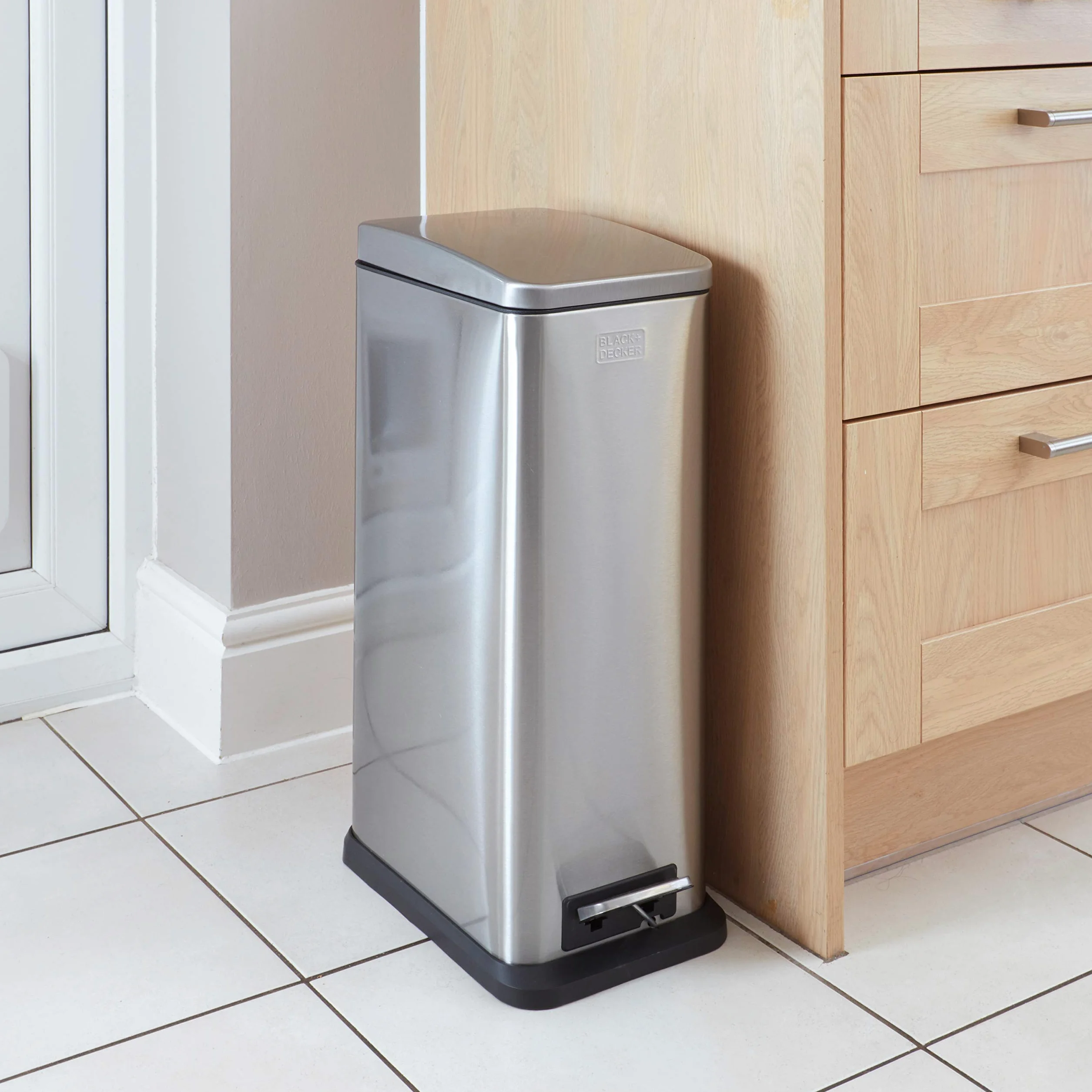 BLACK+DECKER Poubelle BXBN0004GB20 litres à pédale avec Fermeture Douce, en Acier Inoxydable, Fine et élégante, 57,5 cm x 20 cm x 35 cm, Gris Froid