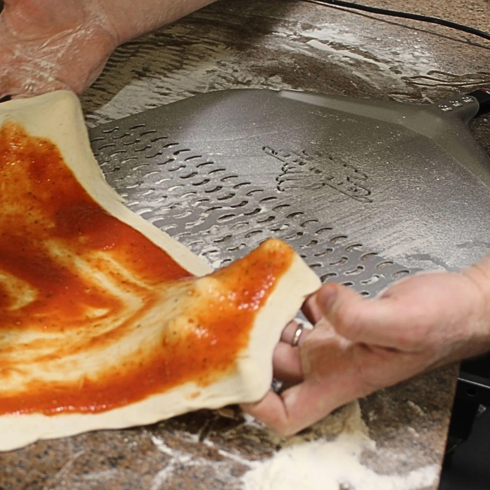 GIEMME Pelle à pizza perforée en aluminium, Professionnel, Anodisée, Forme ronde, Plat perforé (Pelle : Ø 33 cm, Longueur du manche : 120 cm)