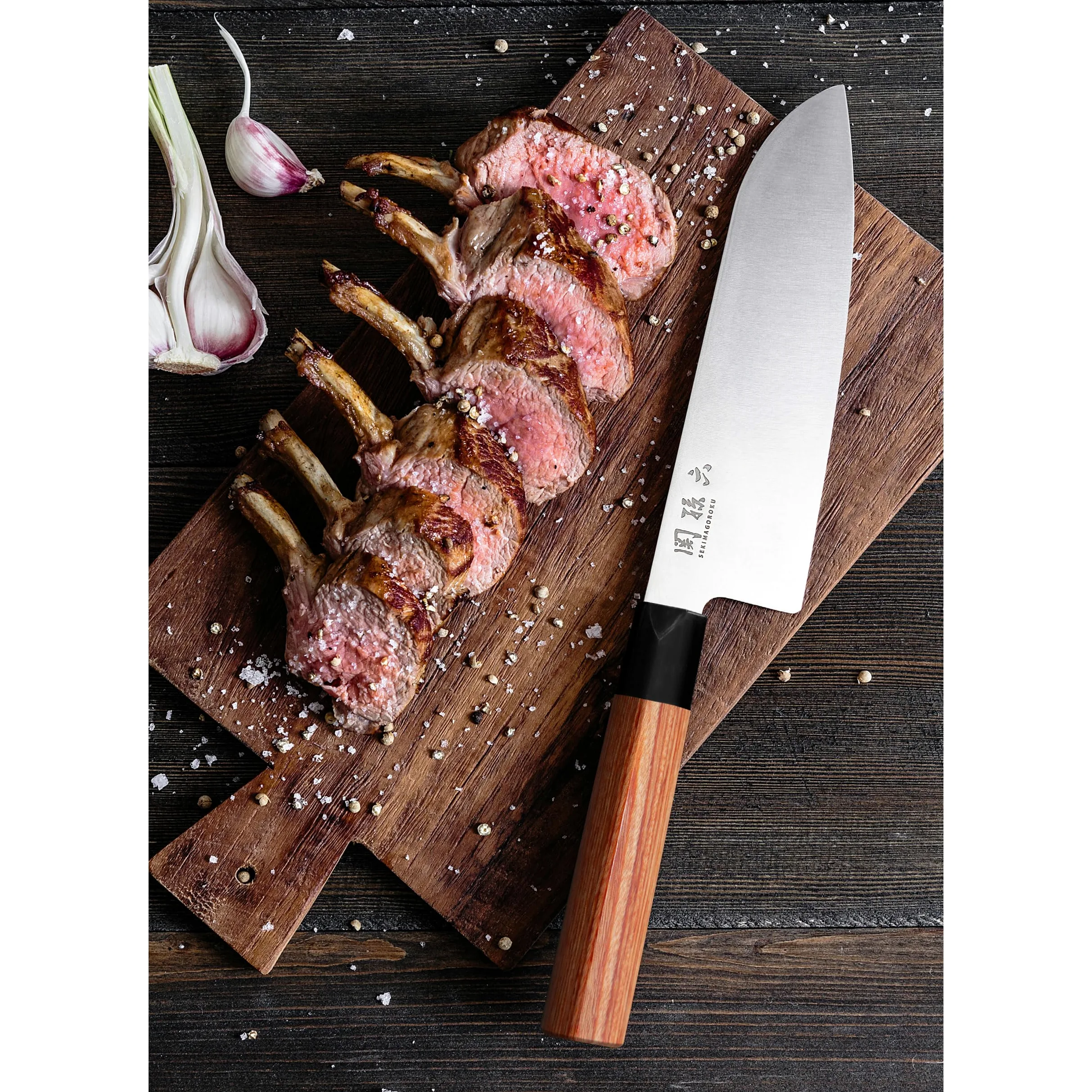 KAI Seki Magoroku Couteau Santoku en bois de séquoia 17,0 cm - acier inoxydable au carbone 1K6 avec 57 (±1) HRC - lame polie brillante - bois de pakka de séquoia - fabriqué à la main au Japon