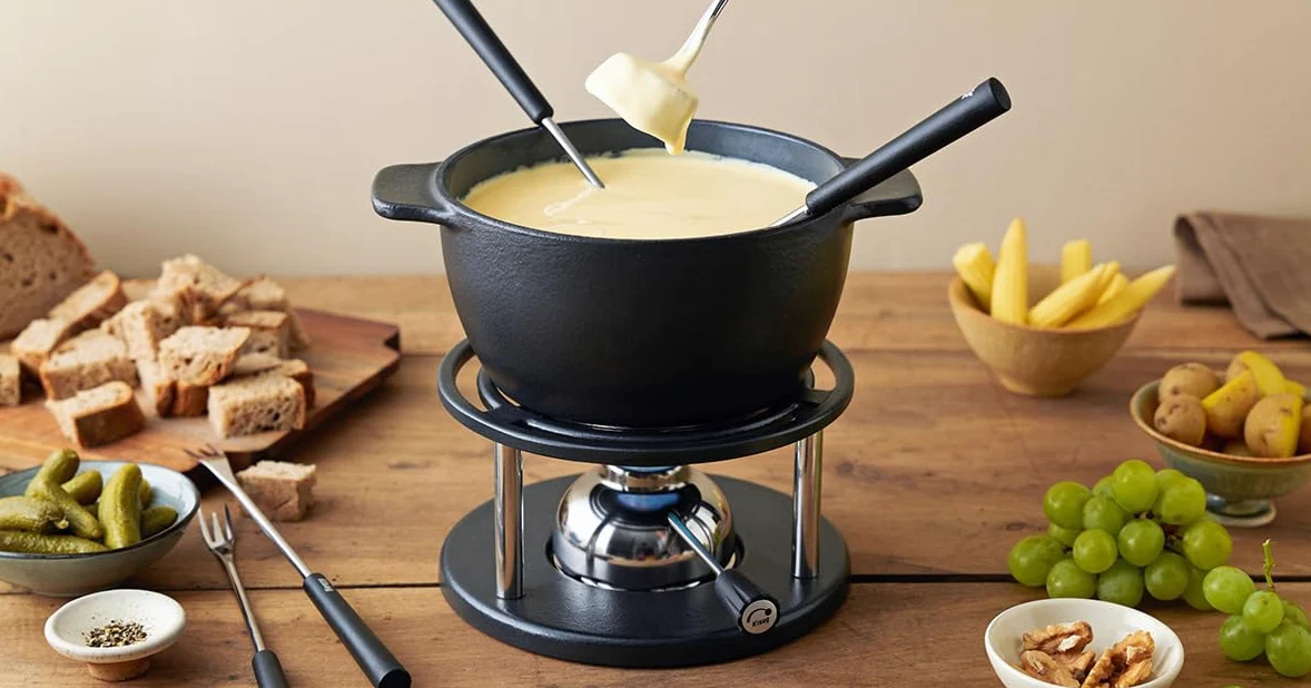 Kisag Twin Set à Fondue en Fonte pour 6 Personnes avec Casserole en Fonte Ø 16 cm Convient pour l'induction, réchaud Suisse avec brûleur à gaz et 6 fourchettes à Fondue, kit à Fondue au Fromage, à la