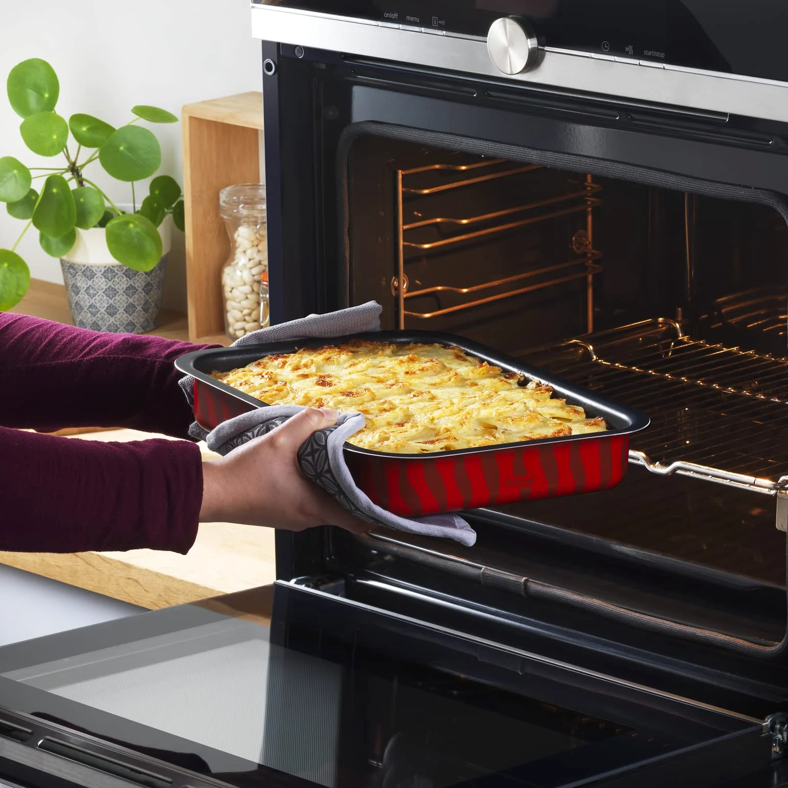 Tefal Les Spécialistes - Plat à Four 24X31 cm - Revêtement Antiadhésif, Aluminium, Diffusion de Chaleur, Nettoyage Facile, Rouge, Fabriqué en France - J5714782