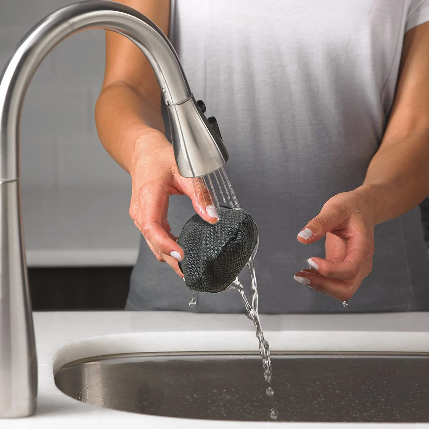 Shark Aspirateur à main sans fil avec outil pour animaux domestiques, suceur plat et brosse à épousseter, 80 W, 0,45 l, temps de fonctionnement de 10 minutes, filtre lavable, noir et jaune, CH950UKT