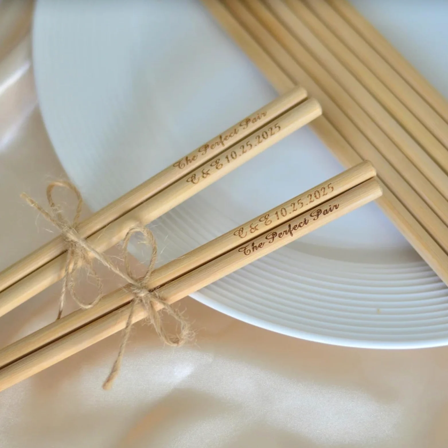 Lot de 10 à 200 paires de baguettes gravées personnalisées en vrac pour invités - Cadeau de couple pour anniversaire, fête prénuptiale (150 paires)