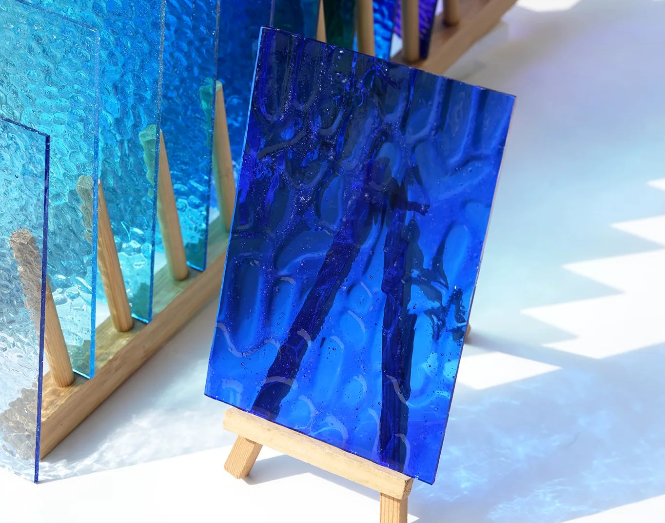 Lot de 10 feuilles de verre cathédral bleu transparent pour l'artisanat - Carreaux en verre texturé coloré de 15 x 10 cm - Pour bricolage et art mosaïque vivante