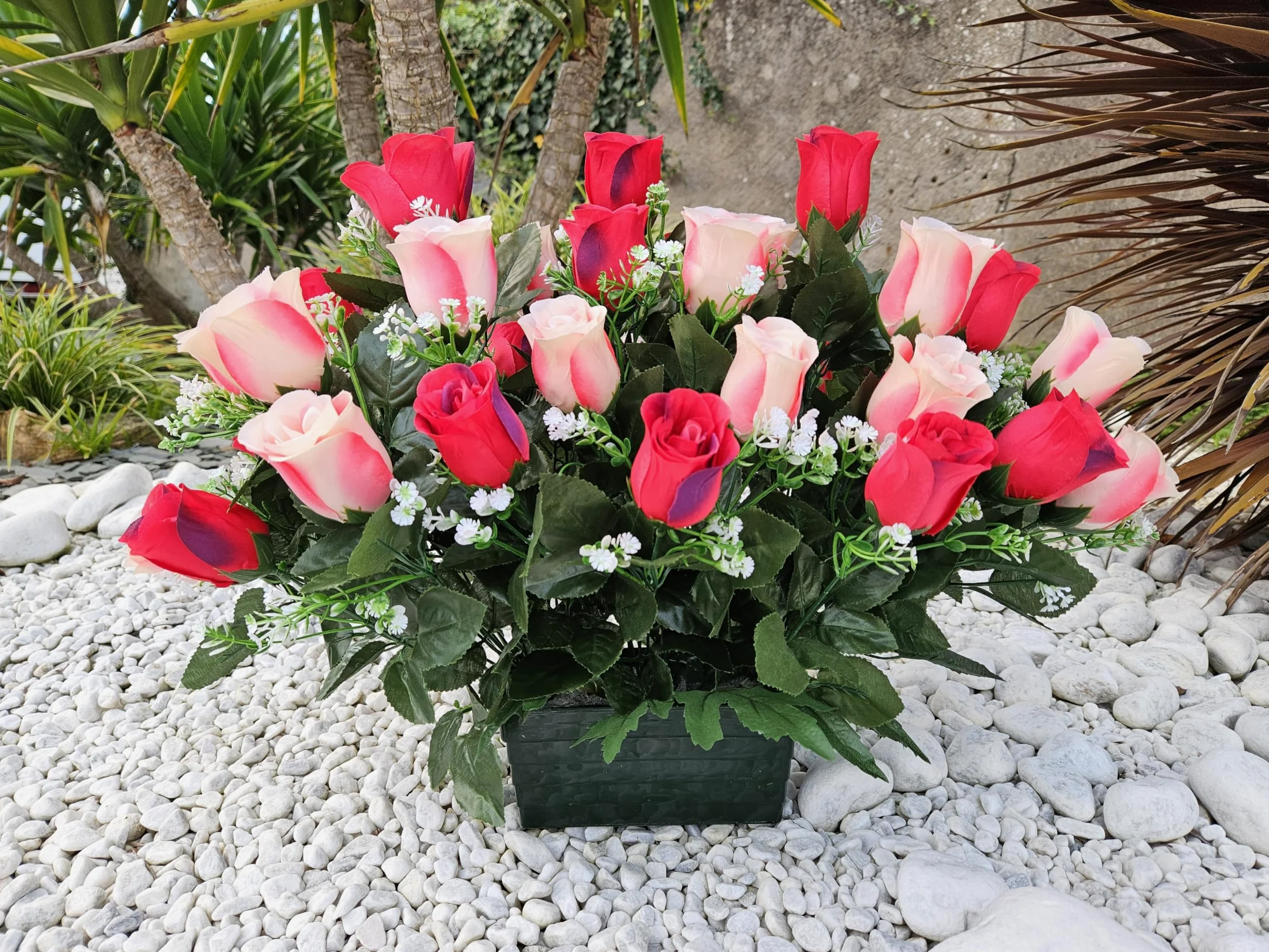 Composition de Fleurs Artificielles Lesté Ciment Pour Une Parfaite Tenue à L' extérieur. Réalisé Par nos Soins, Fleurs de Qualité.