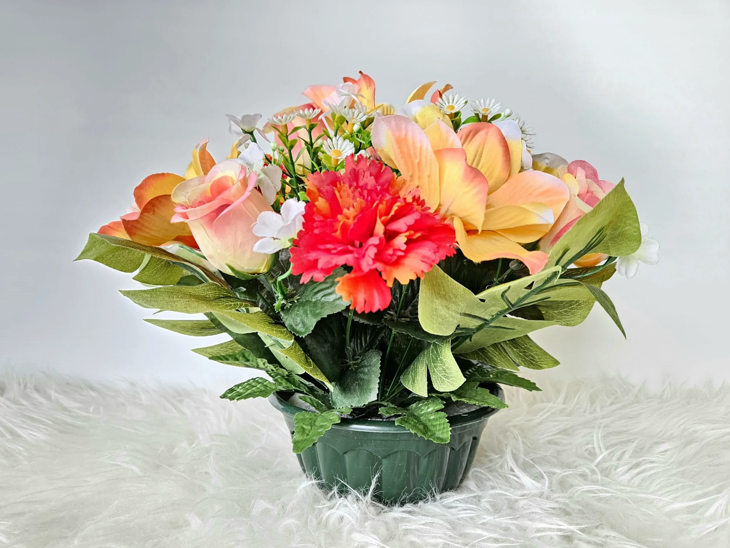 Composition de Fleurs Artificielles Lesté Ciment pour Une Parfaite Tenue à L' Extérieur Vu Son Poids et Son Pot en Forme de Charlotte. Réalisé par nos Soins, Fleurs de Qualité.