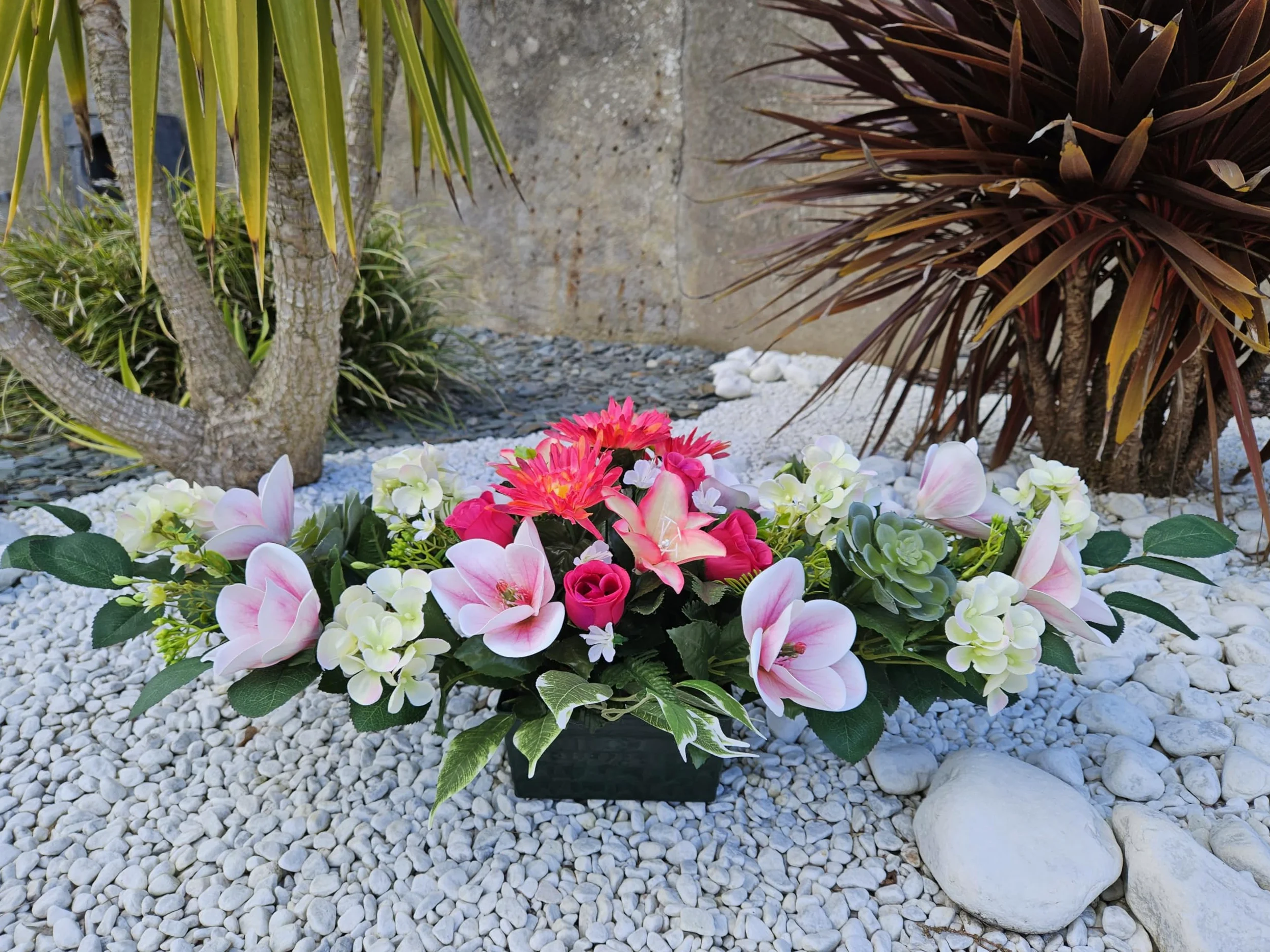 Composition de Fleurs Artificielles Lesté Ciment pour Une Parfaite Tenue à L' extérieur. Réalisé par nos Soins, Fleurs de Qualité.