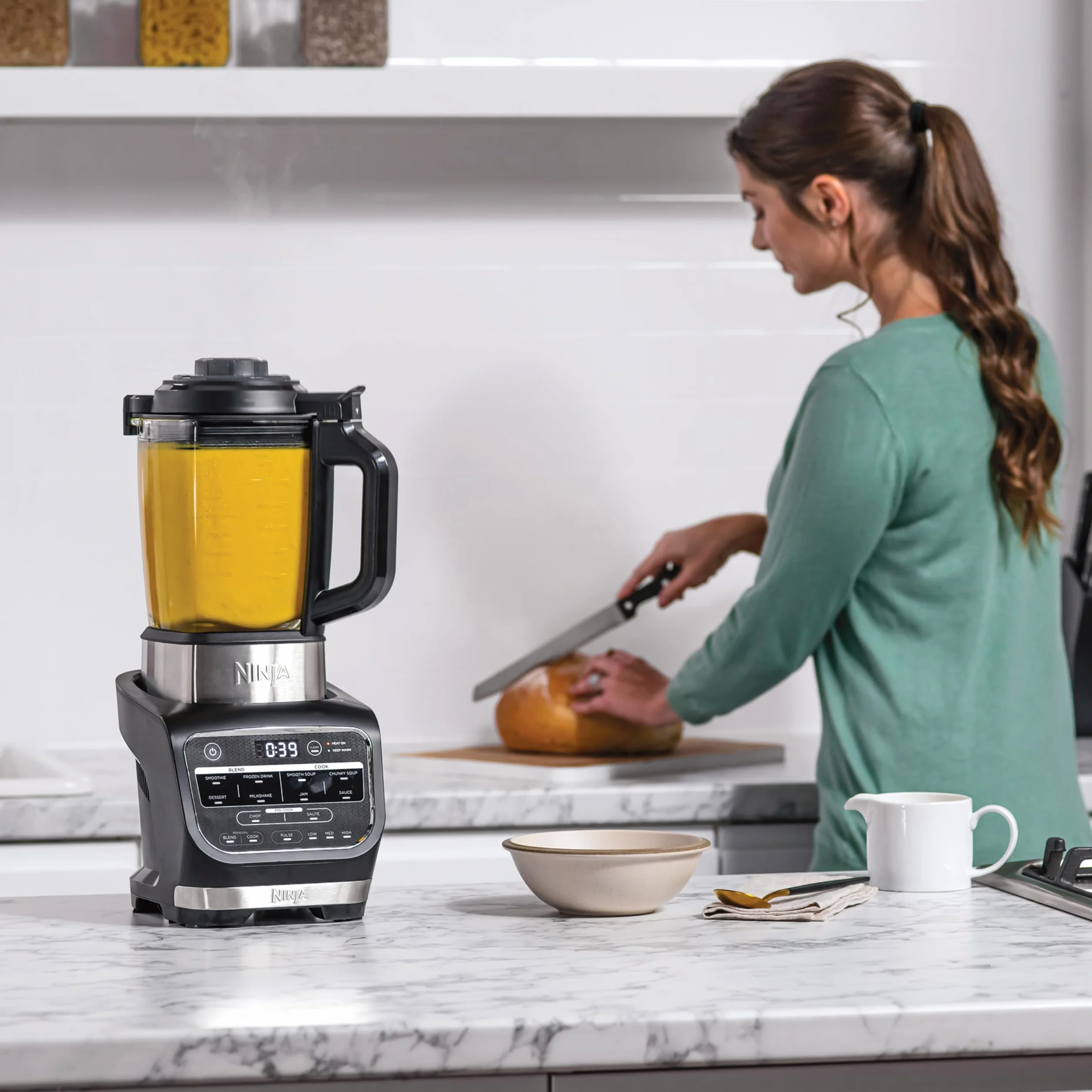 Ninja Foodi Blender Chauffant, 1000W, Capacité 1,7L, 10 Programmes Automatiques, Soupe, Velouté, Compote, Confiture, Smoothie, Brosse et Programme de Nettoyage, Noir HB150EU