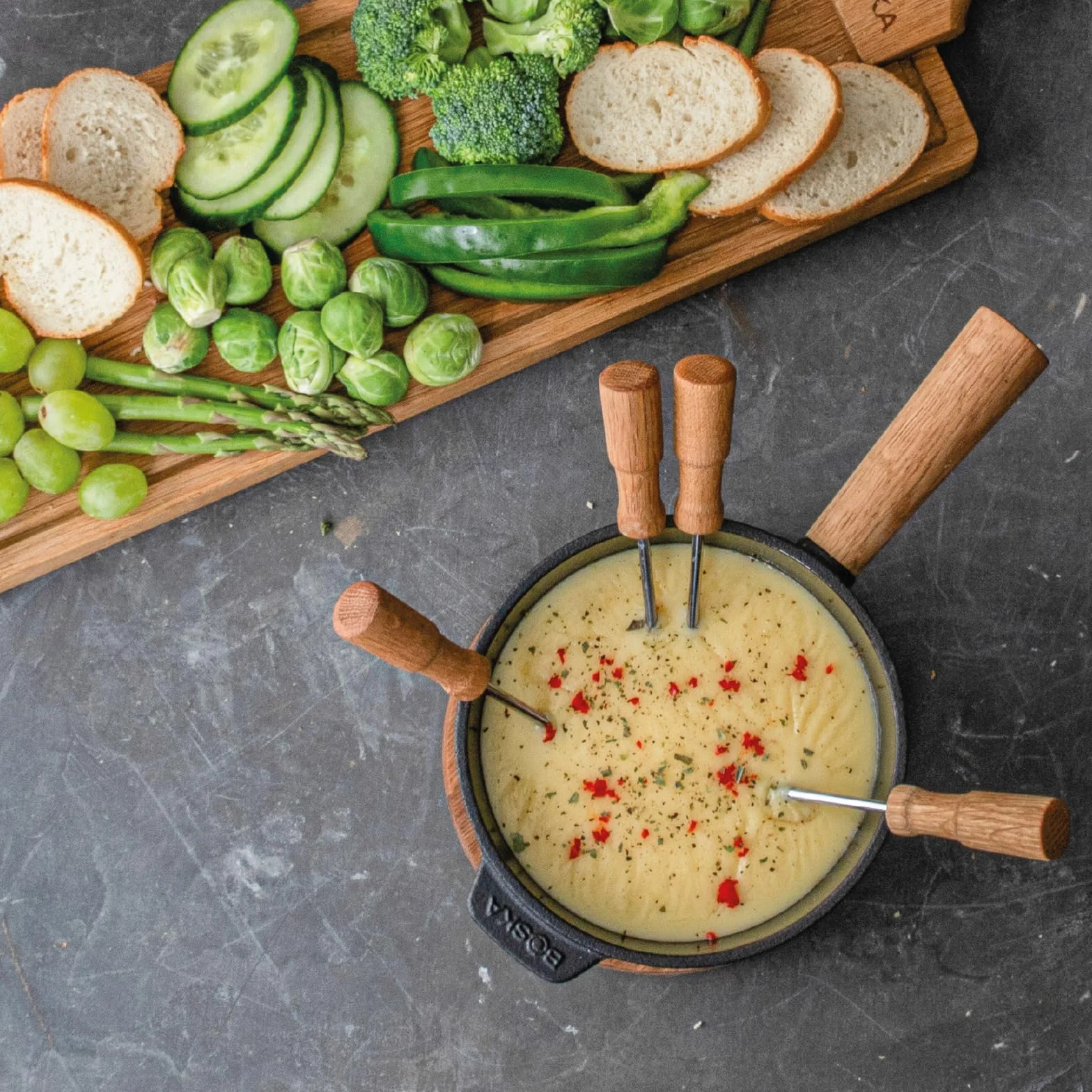 Boska Appareil à fondue Pro S - Fondue - Service à Fondue - Pour 350 gr - Fromage Fondu - inc. Fourchettes - 2 à 4 Personnes - Bois de Chêne & Acier Inoxydable - 700 ml Contenu
