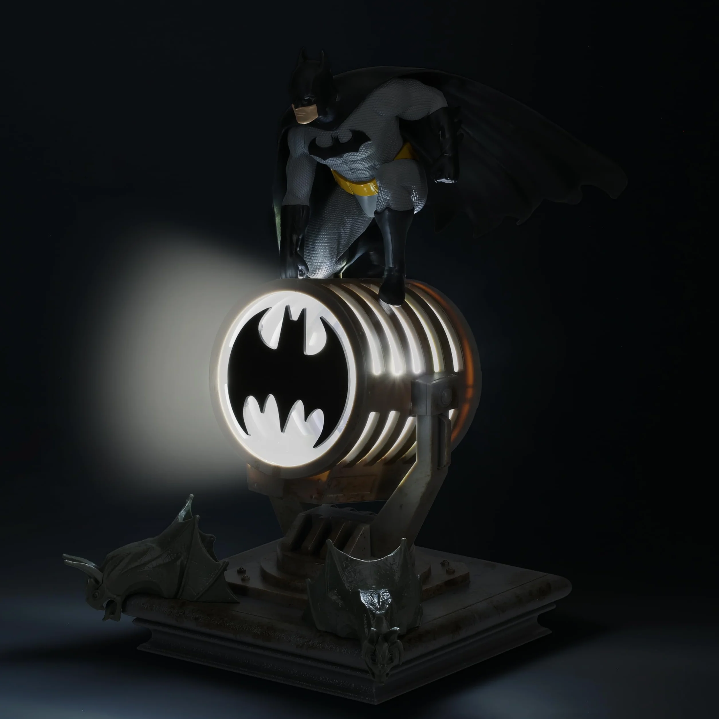 Lampe Figurine Batman - Officiellement Licenciée, Décor & Cadeau DC Super Héros, Lampe Display Collectible pour Fans Comics DC, Alimentée par USB 27” LED