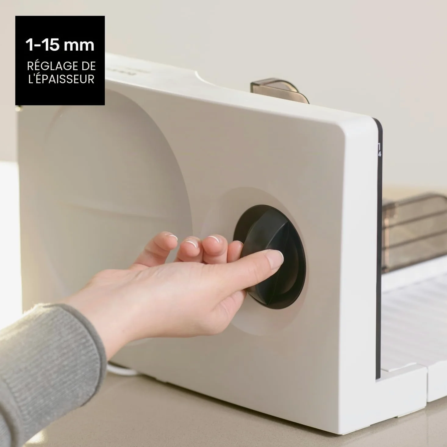 Taurus Cutmaster Compact - Trancheuse électrique 100W, Pour jambon, viande et saucisson, Découpe de 1 à 15 mm, Lame en acier inoxydable de 17 cm, Table de découpe pliable, Protection des doigts