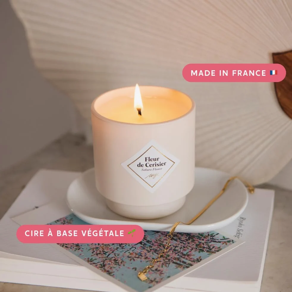 MY JOLIE CANDLE - Bougie bijou parfumée Fleur de Cerisier - Bracelet surprise Doré - Cadeau parfait pour Noël et anniversaire - Cire à base végétale - Made in France