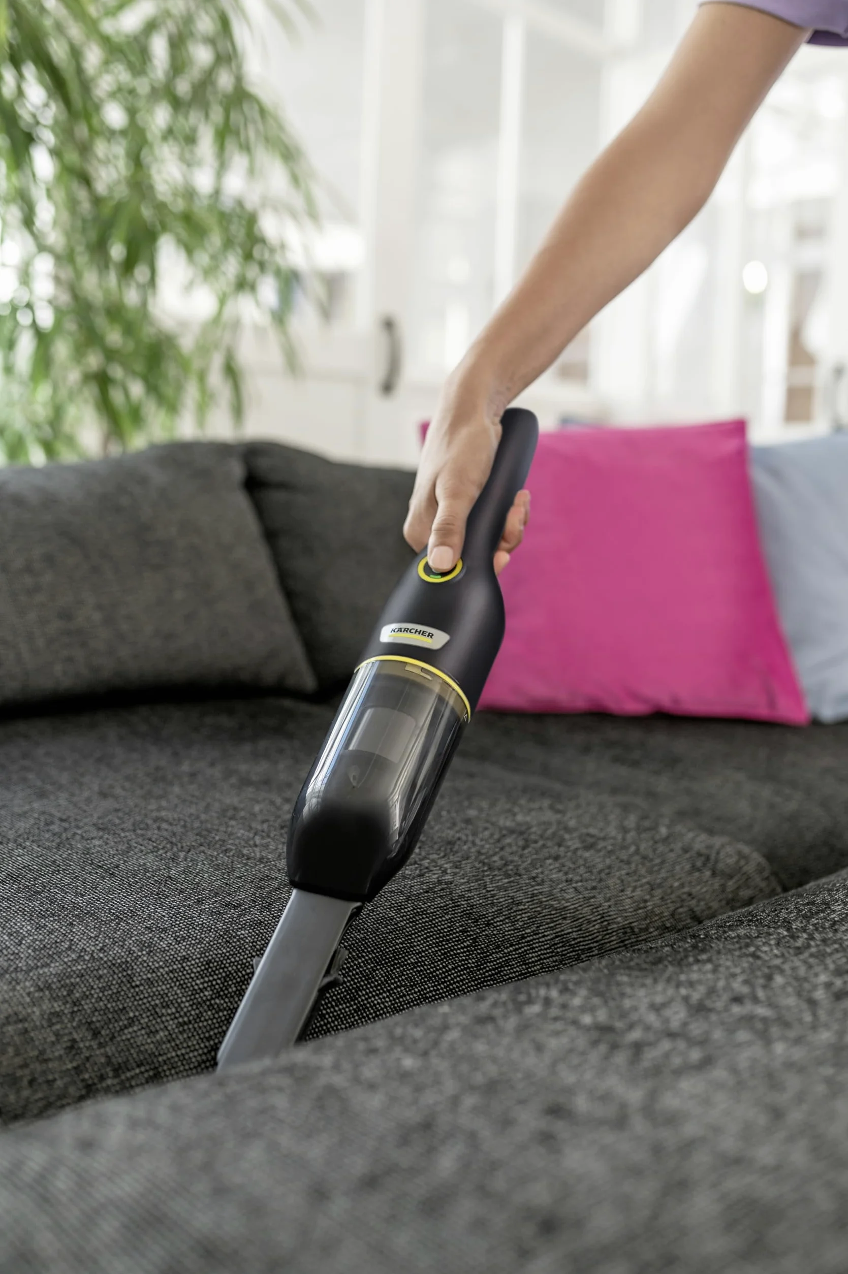 Kärcher Aspirateur à main sans fil CVH Anniversary Edition, aspirateur à main compact et léger pour une utilisation rapide avec 20 minutes d'autonomie, filtre HEPA, fonction de charge USB-C