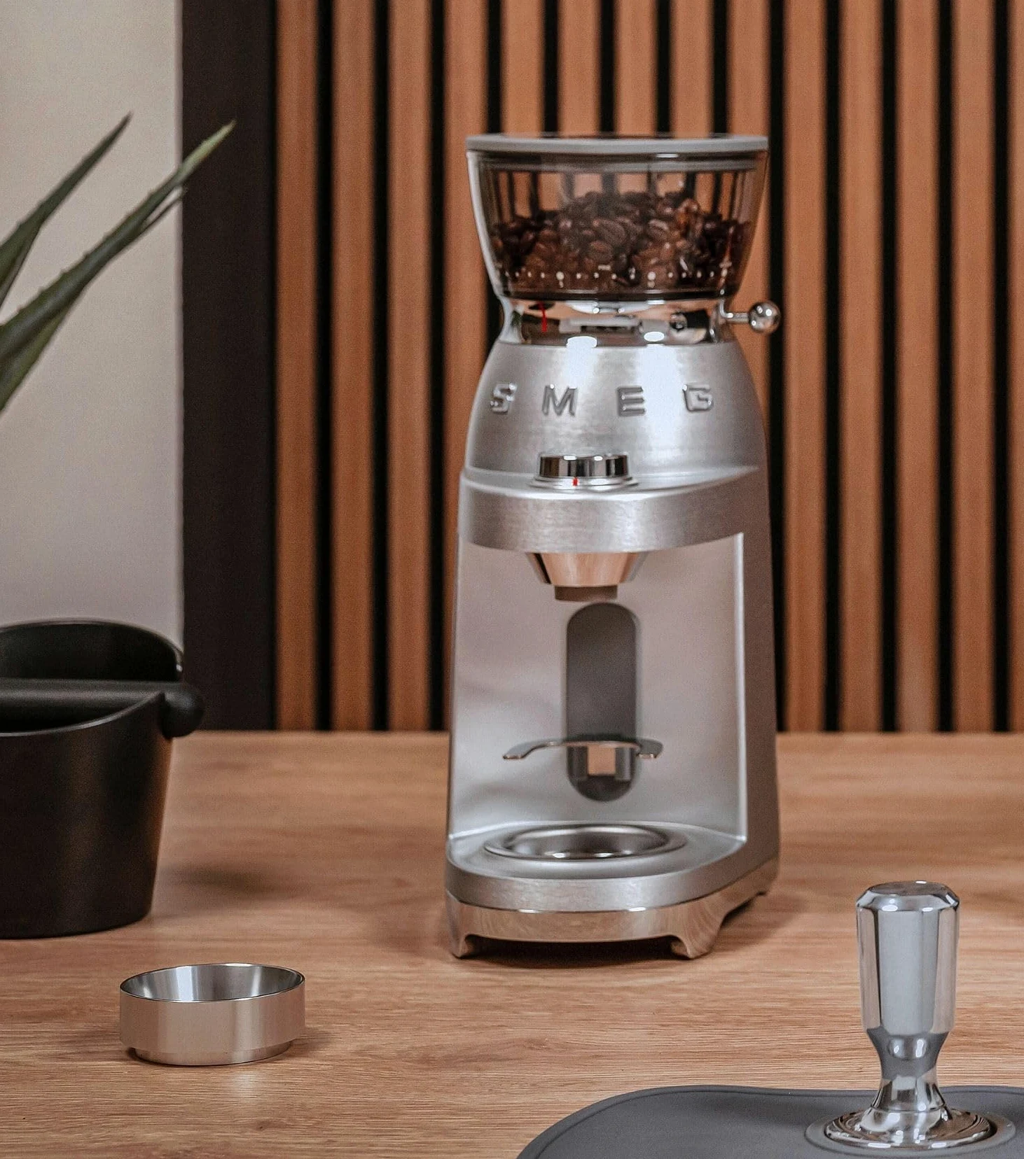 Smeg, Moulin à Café CGF02SSEU, Mouture Réglable, 50 Niveaux de Mouture, Réservoir à Grains de café 240g, Fonction Café Simple et Double, Système Antistatique, 150W, Aluminium Brossé