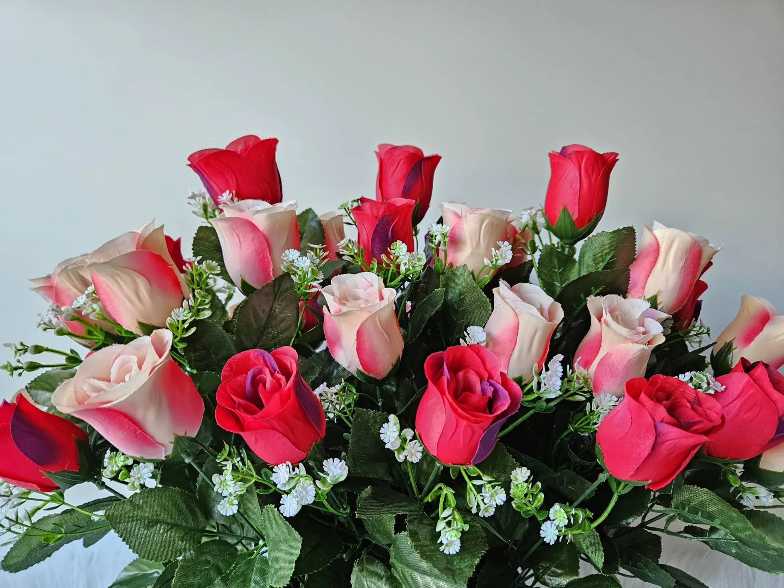 Composition de Fleurs Artificielles Lesté Ciment Pour Une Parfaite Tenue à L' extérieur. Réalisé Par nos Soins, Fleurs de Qualité.