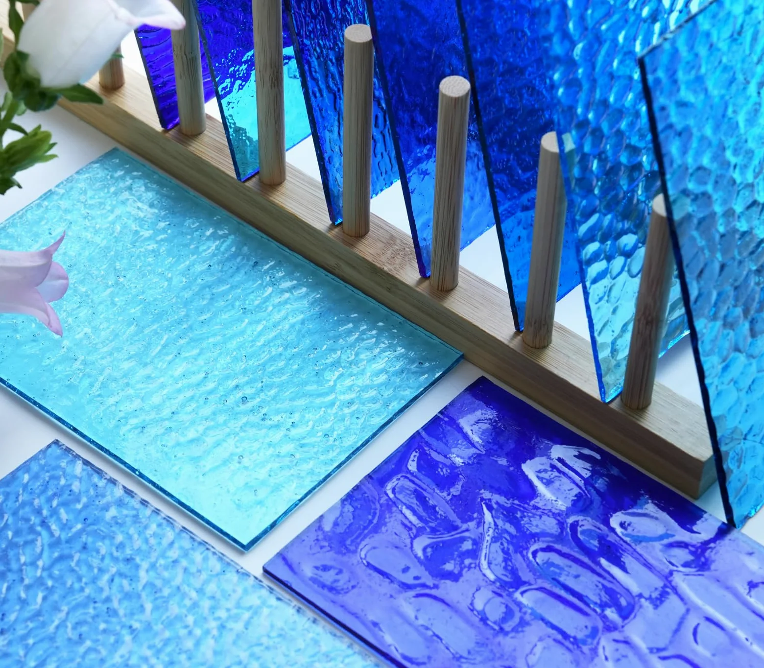 Lot de 10 feuilles de verre cathédral bleu transparent pour l'artisanat - Carreaux en verre texturé coloré de 15 x 10 cm - Pour bricolage et art mosaïque vivante