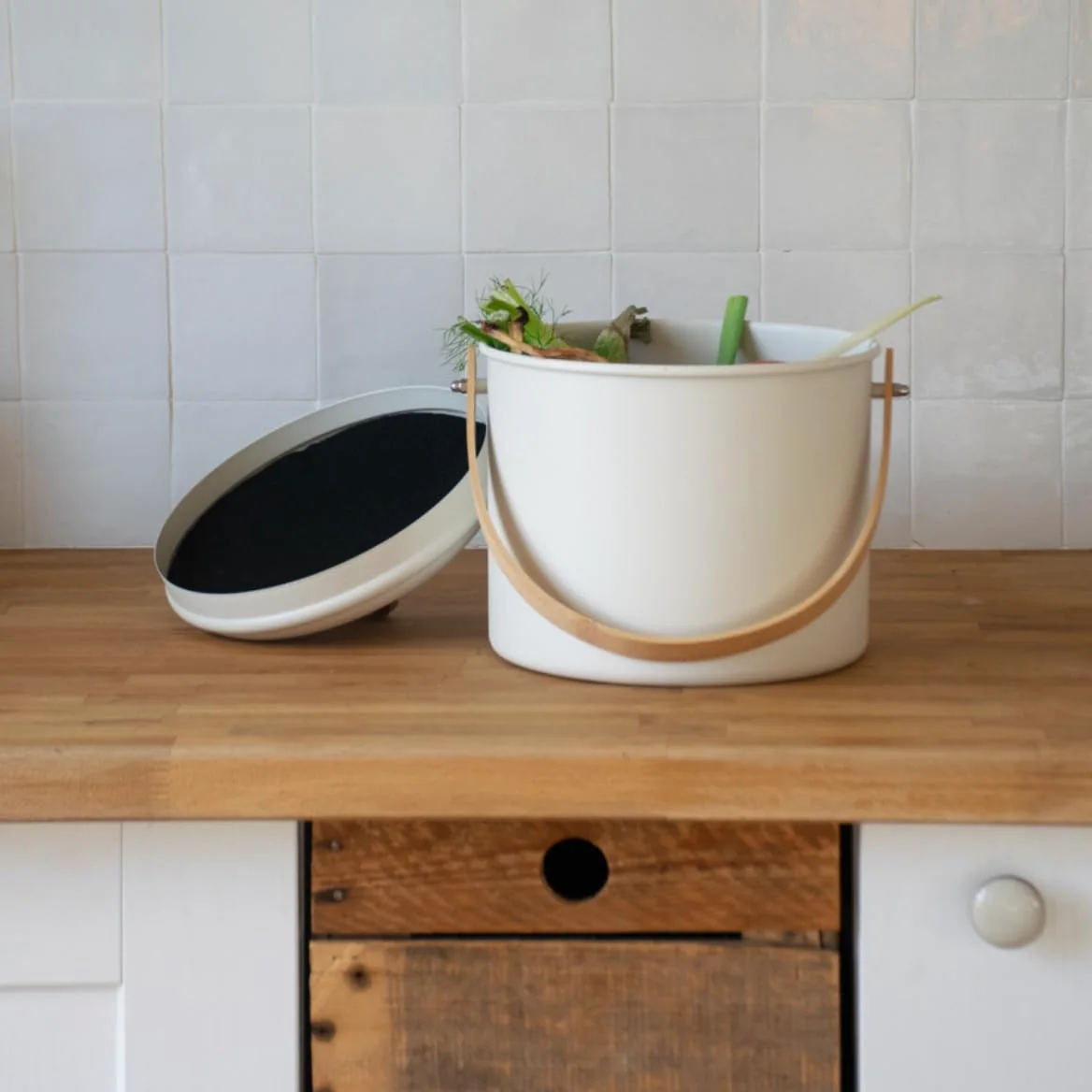 PEBBLY - Seau à Compost d'Intérieur en Acier et Anse en Bambou - 7 litres - Ø 22 x 25 cm - Filtre Anti-Odeur en Charbon Inclus, Seau Élégant, Durable, Léger et Résistant, sans Risque de Fuite