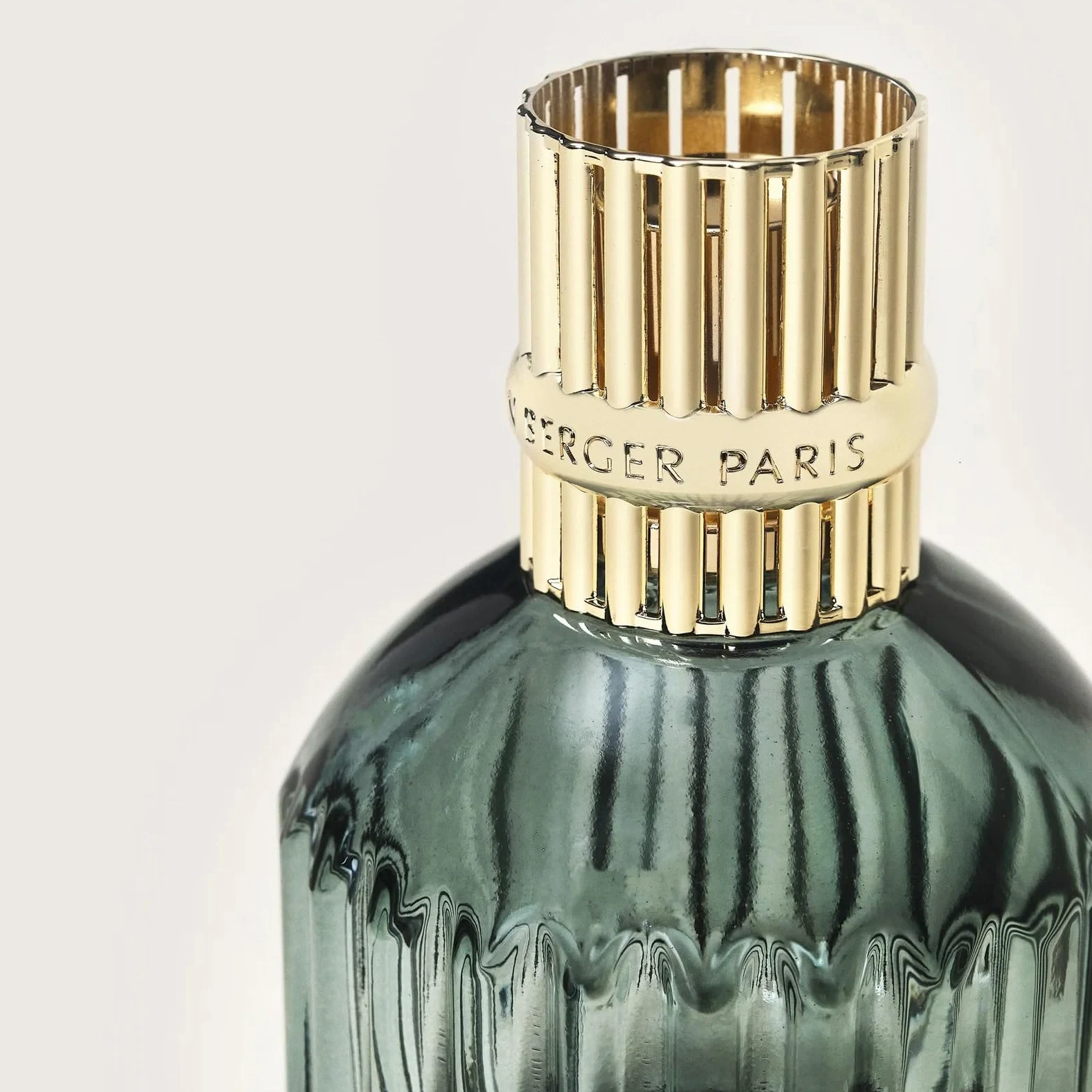 MAISON BERGER Lampe Berger Cannelo – Lampe à Catalyse, Verre Laqué Vert, Monture Dorée, 284 ML – Éliminateur d'Odeurs & Parfum d'Intérieur - Vendue sans Parfum