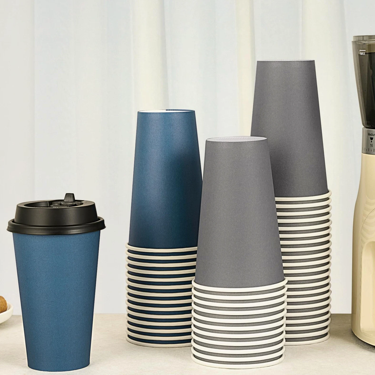 Lot de 100 gobelets à café jetables en carton avec couvercles pour café froid/chaud, eau, jus ou thé - 473 ml - Pour la maison, le restaurant, le magasin et le café - Bleu et gris